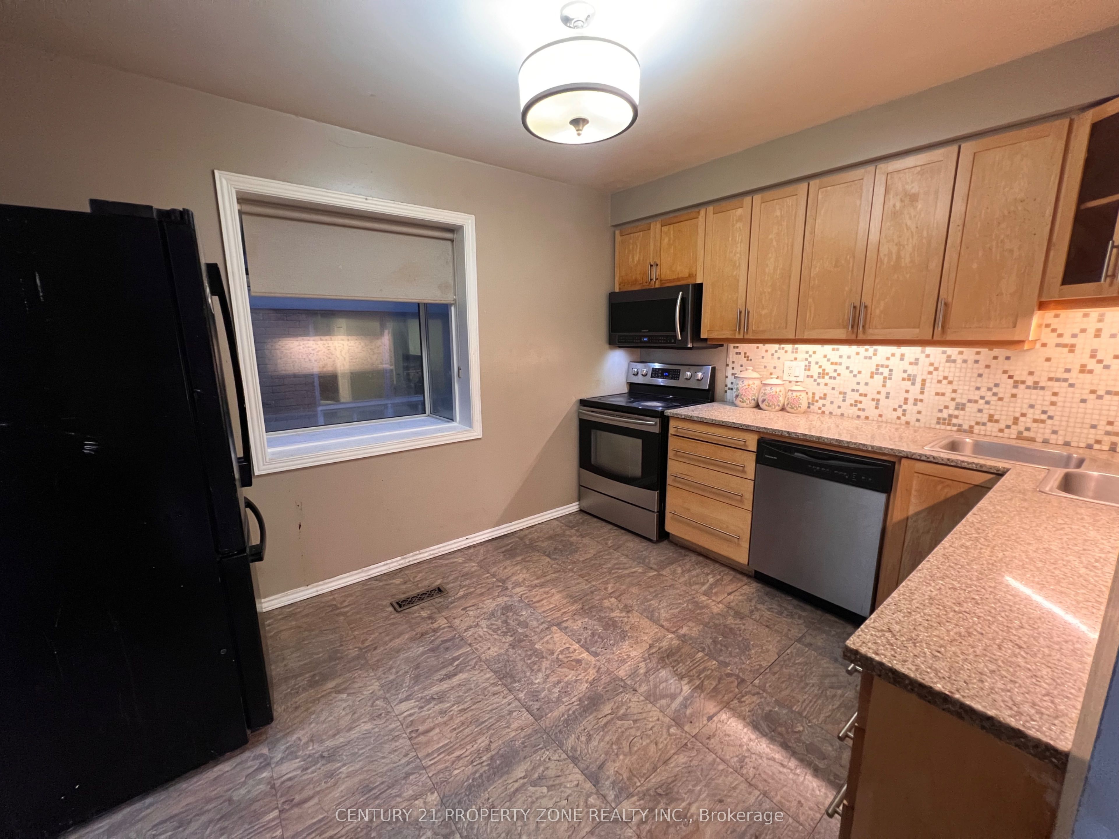 6 Roehampton Crescent W Property Photo 7