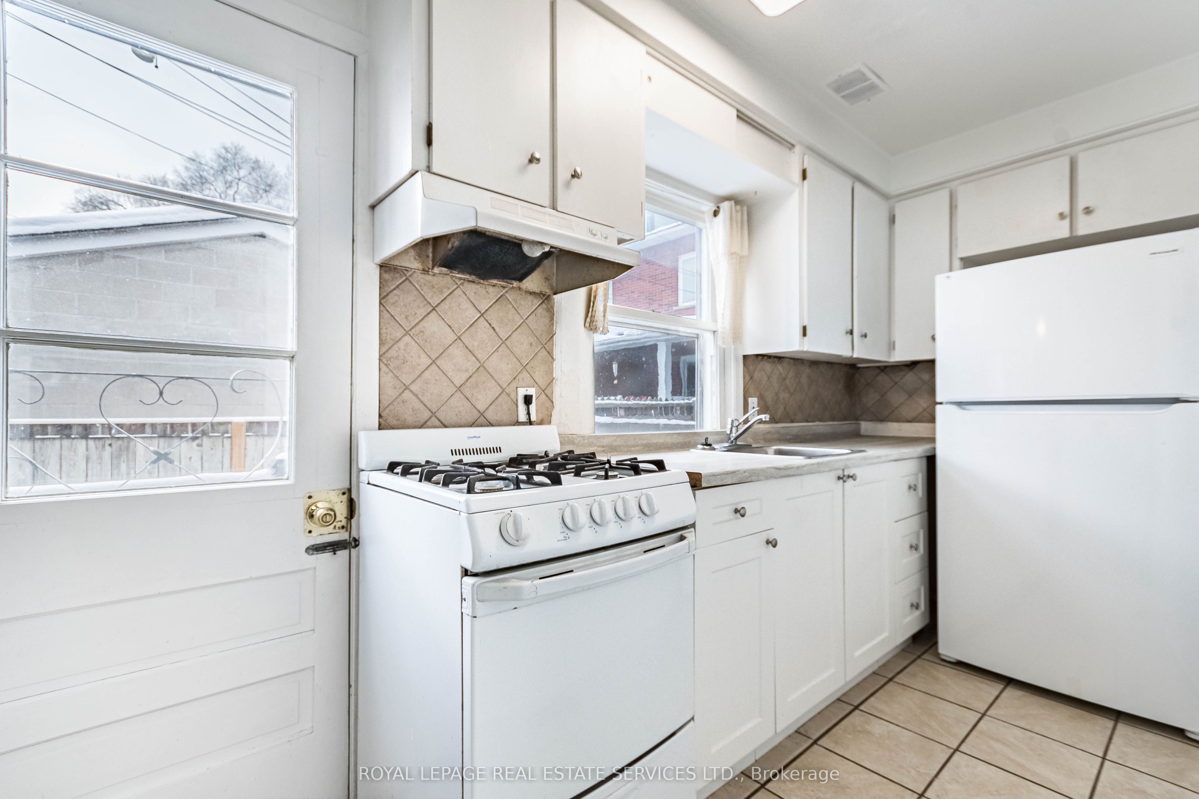 740 Lansdowne Avenue Property Photo 3