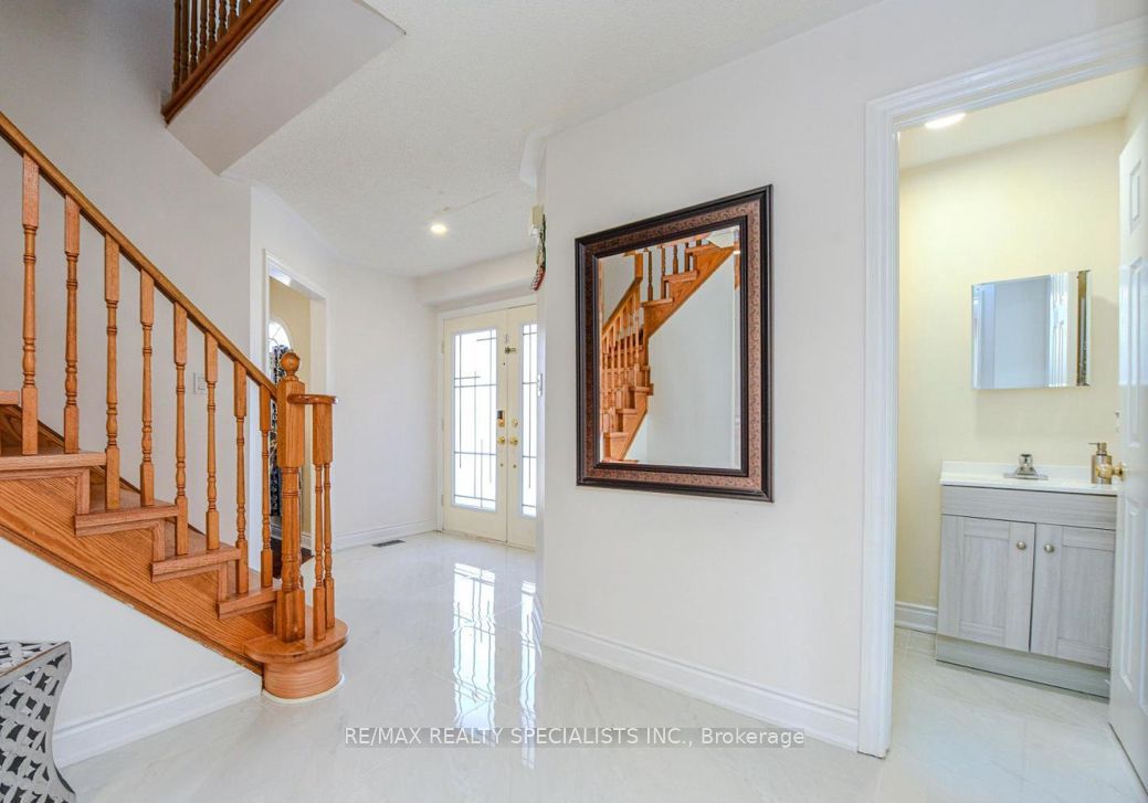 6828 Gracefield Drive Upper Property Photo 10