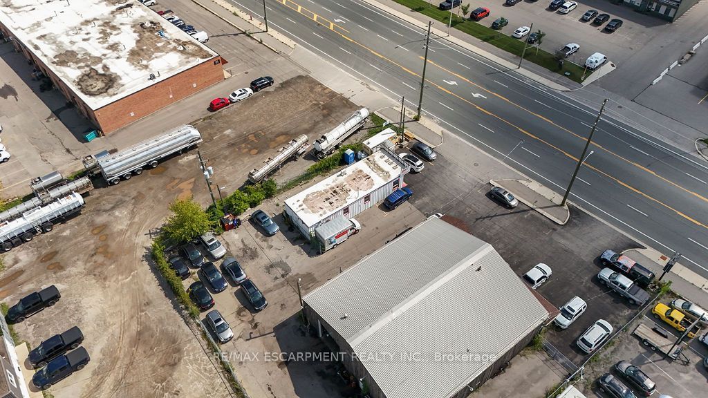 57 Steeles Avenue E Property Photo 4