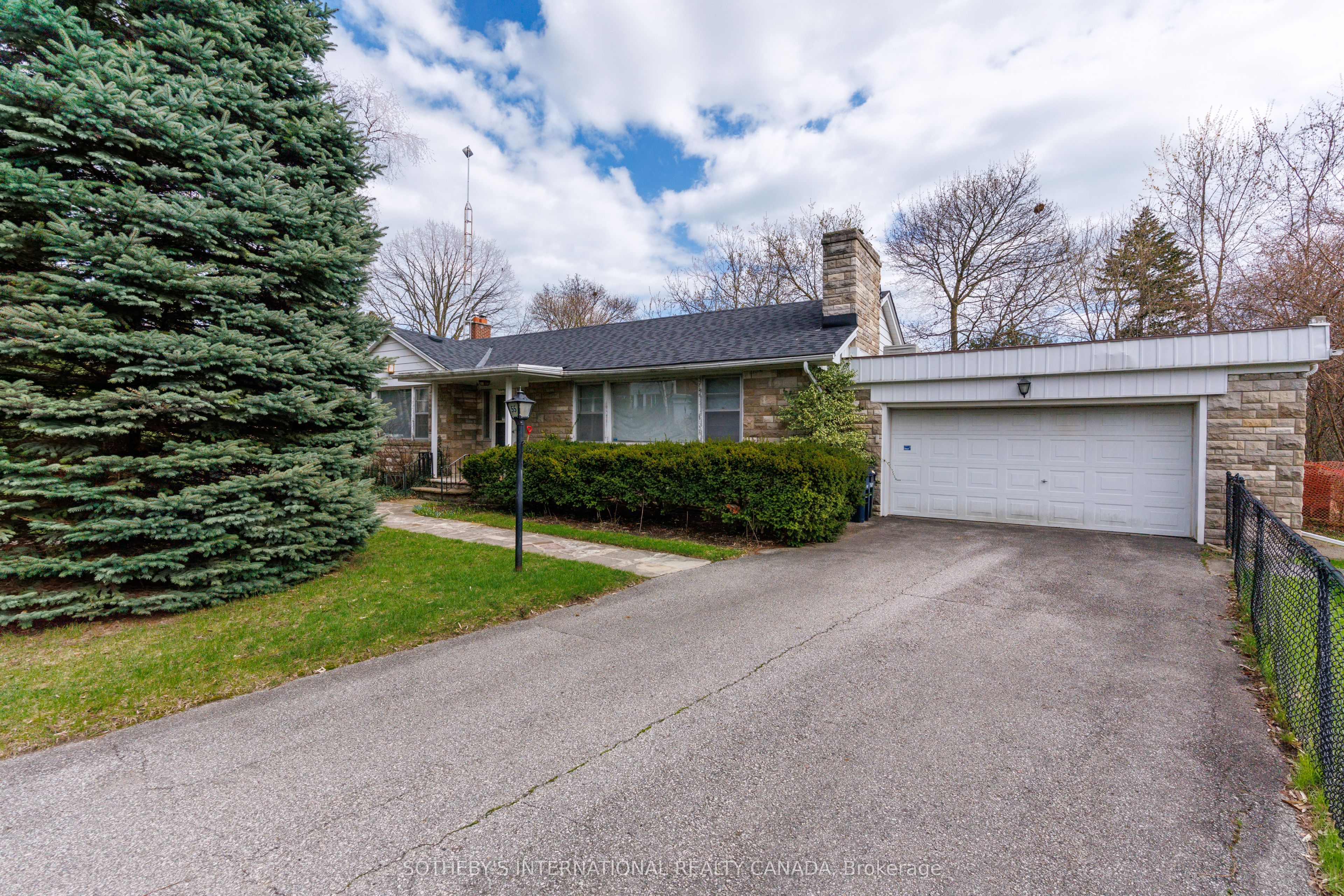 55 Van Dusen Boulevard Property Photo 3