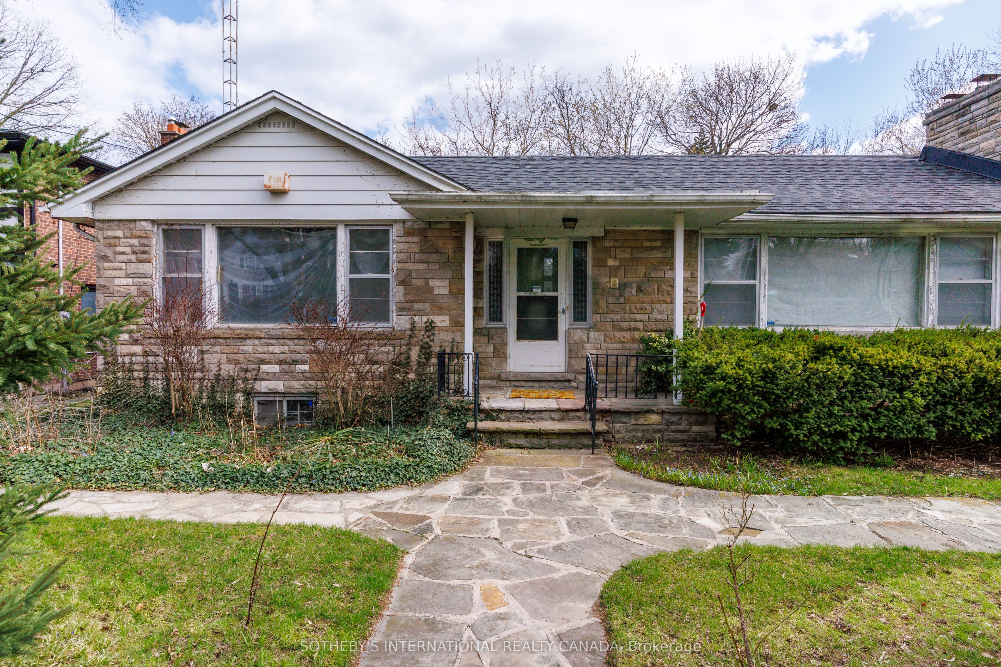 55 Van Dusen Boulevard Property Photo 4