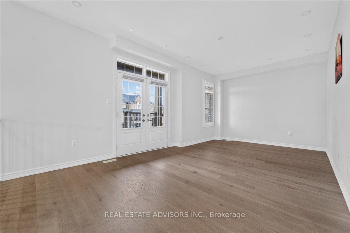574 Queen Mary Drive Property Photo 13