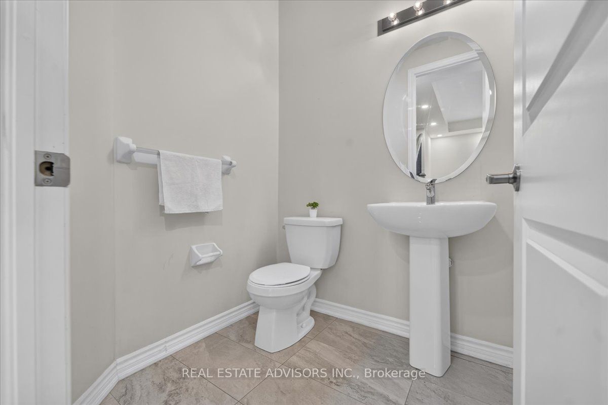 574 Queen Mary Drive Property Photo 16