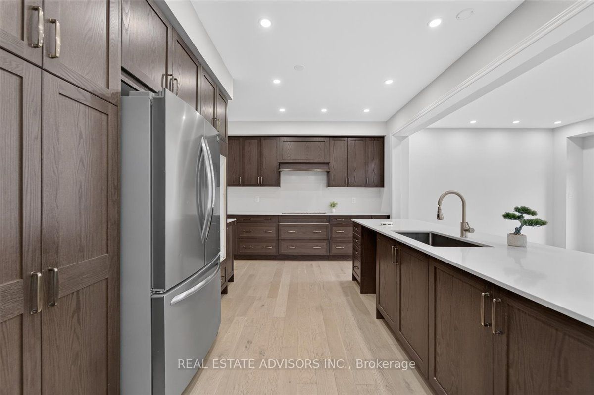574 Queen Mary Drive Property Photo 19
