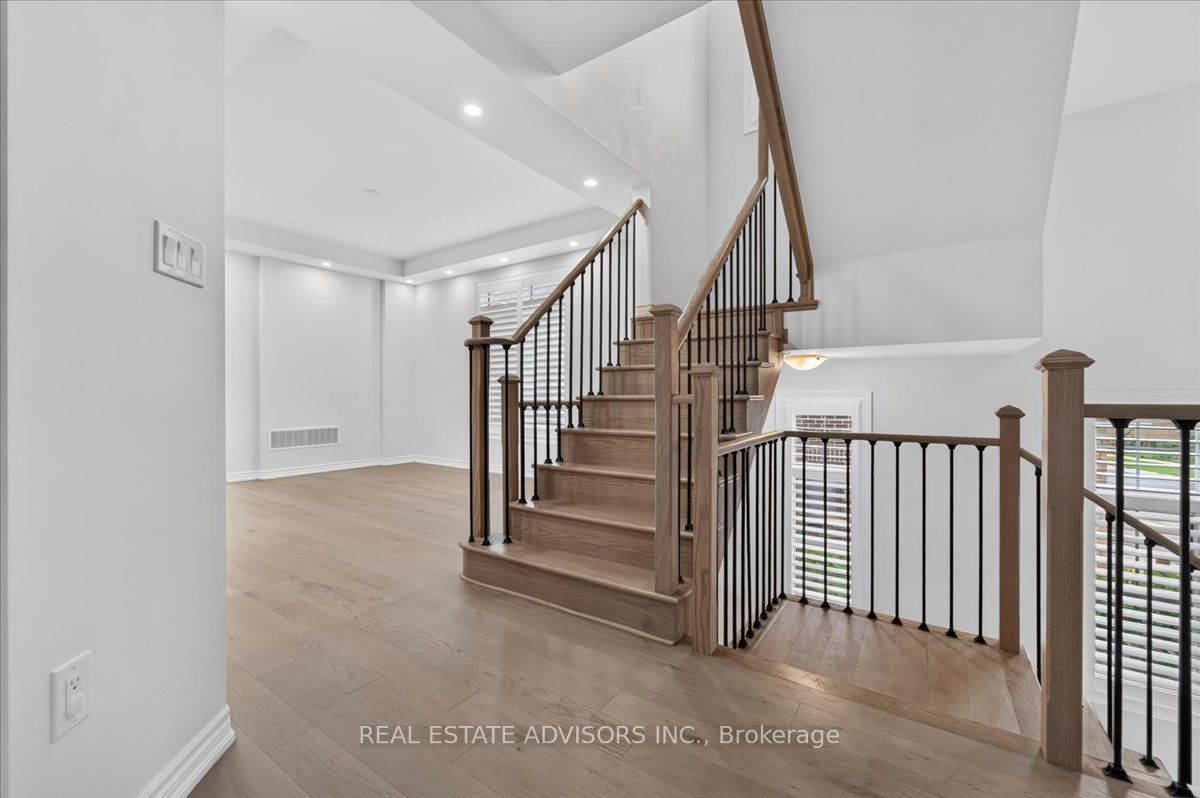 574 Queen Mary Drive Property Photo 29