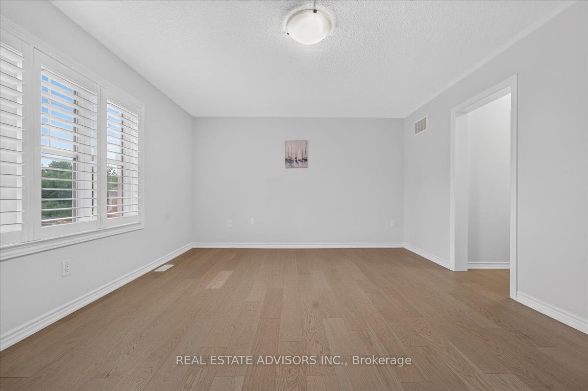 574 Queen Mary Drive Property Photo 32