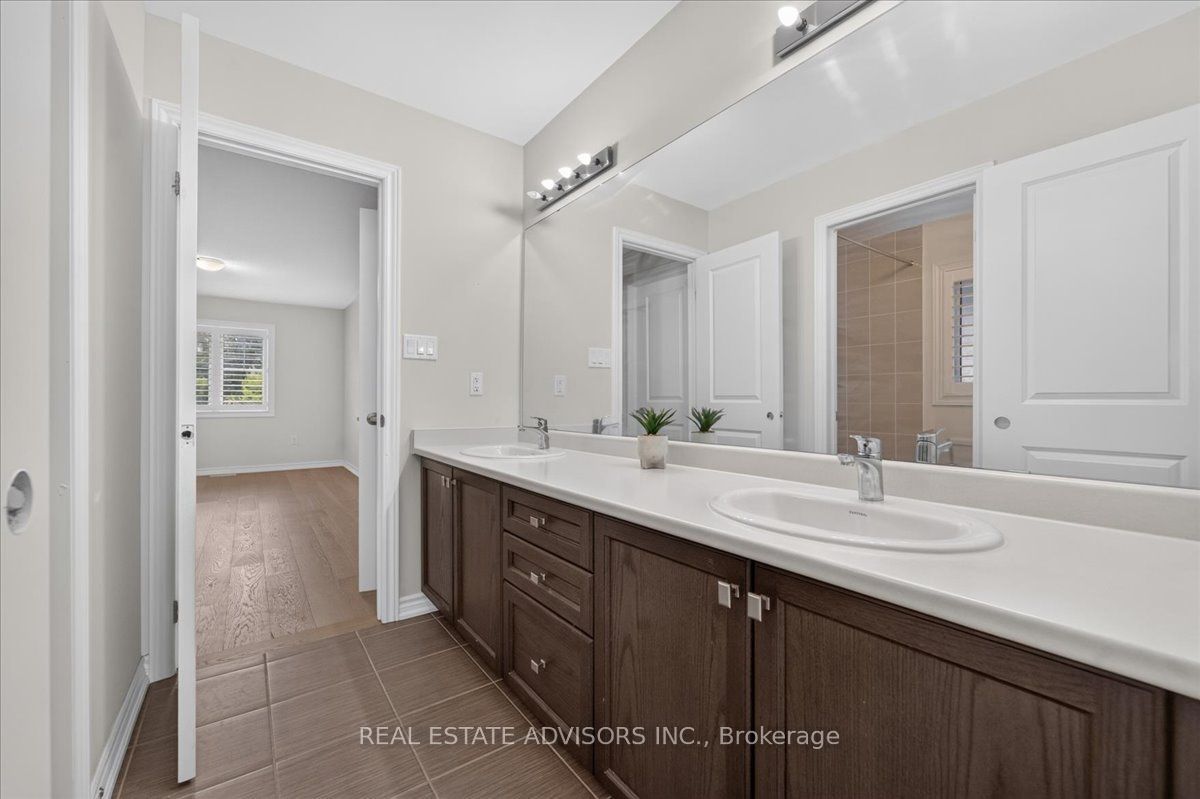574 Queen Mary Drive Property Photo 37