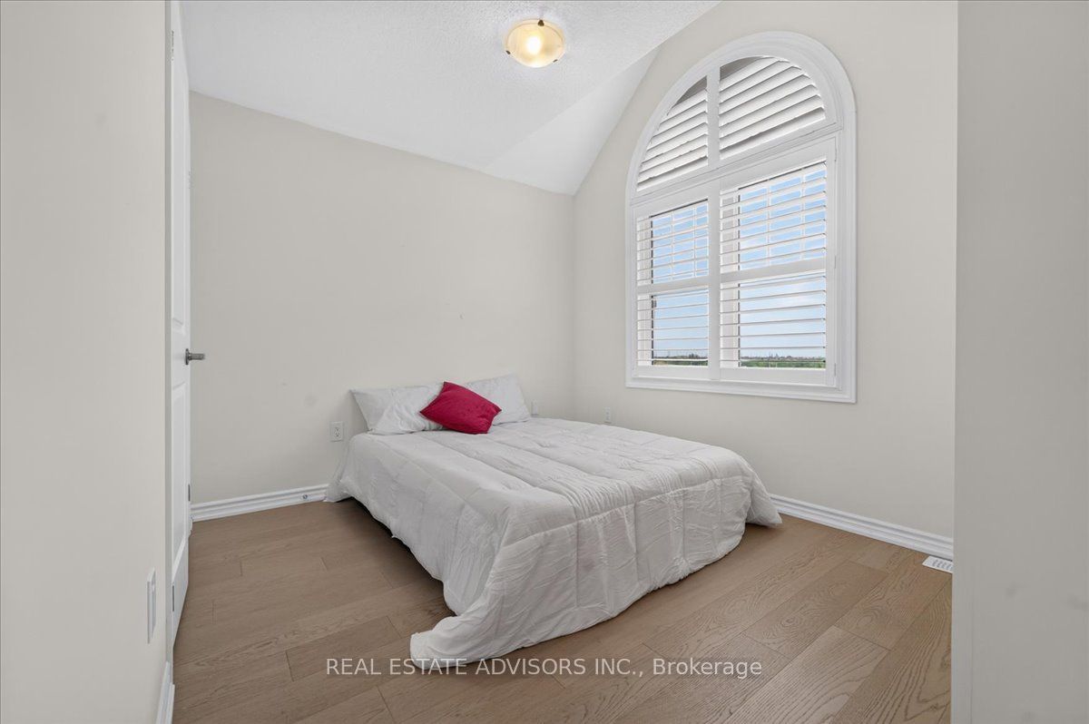 574 Queen Mary Drive Property Photo 39