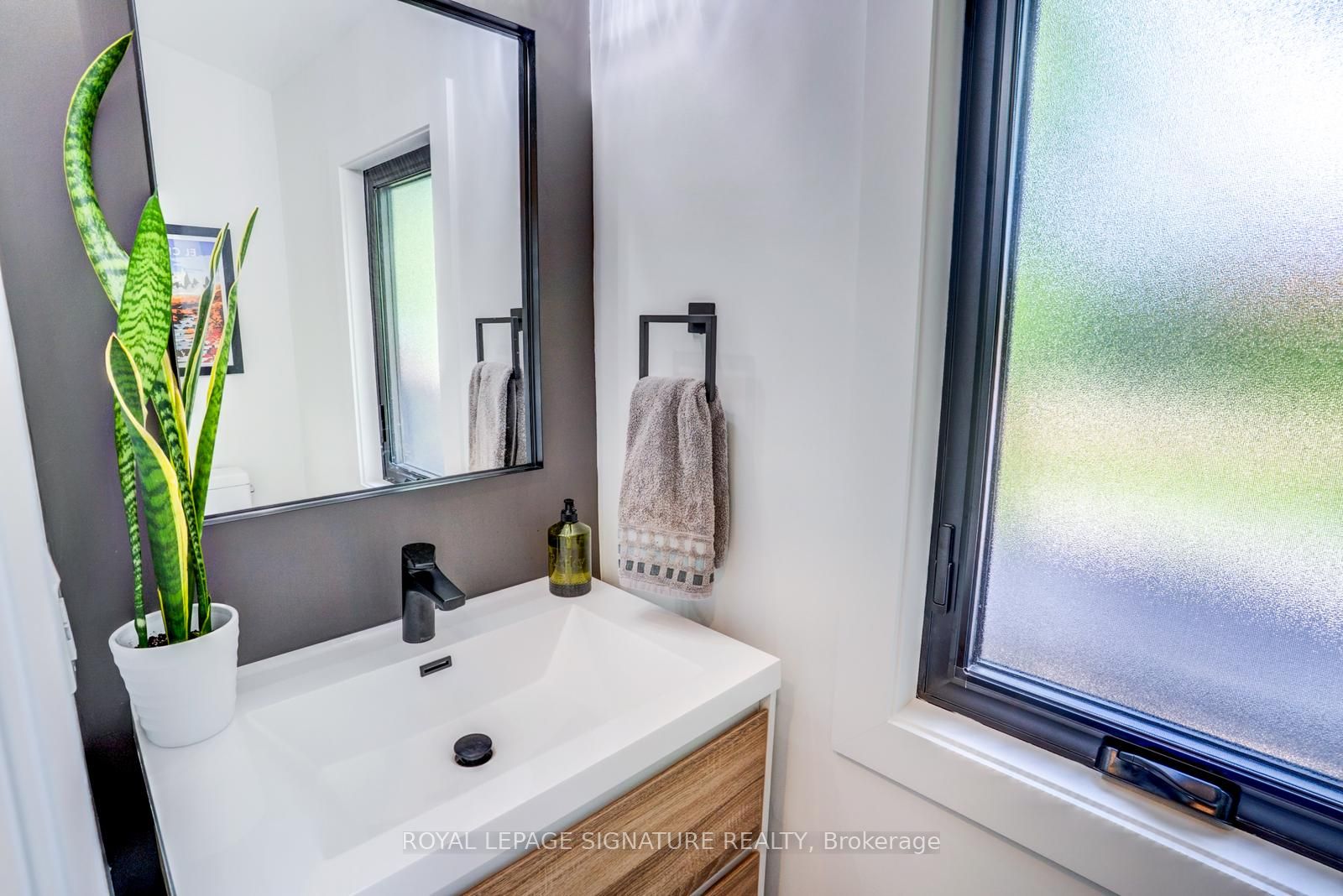 50 Rosedale Avenue W Property Photo 17