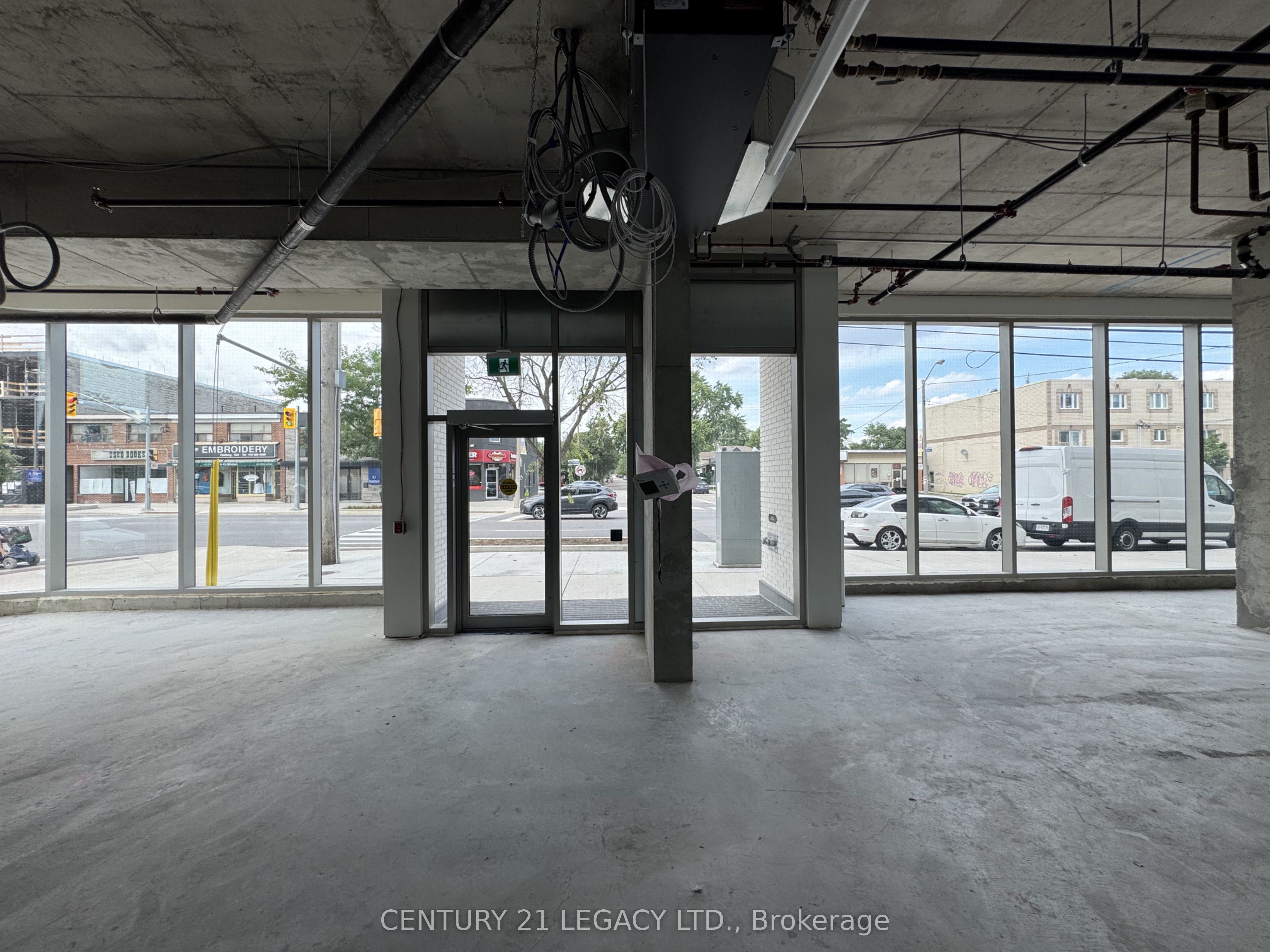 693 The Queensway Property Photo 7