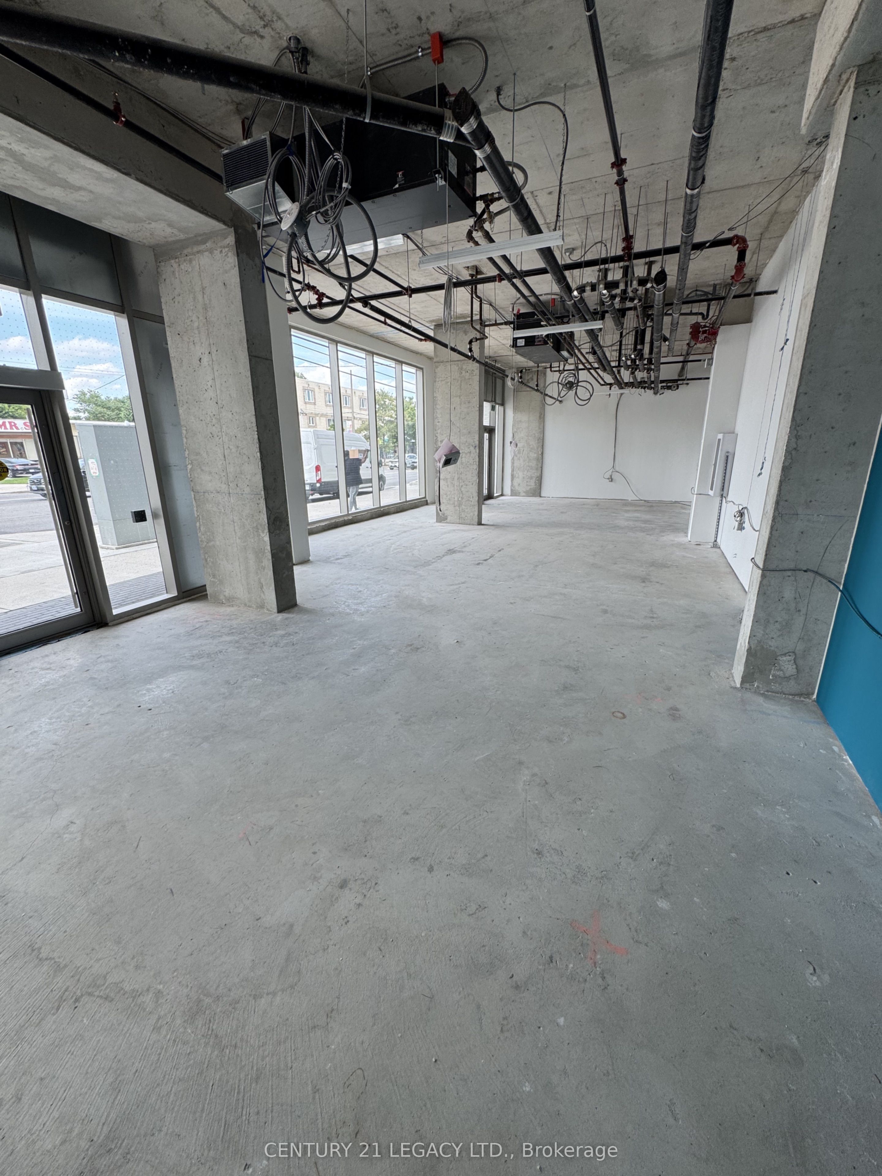 693 The Queensway Property Photo 9