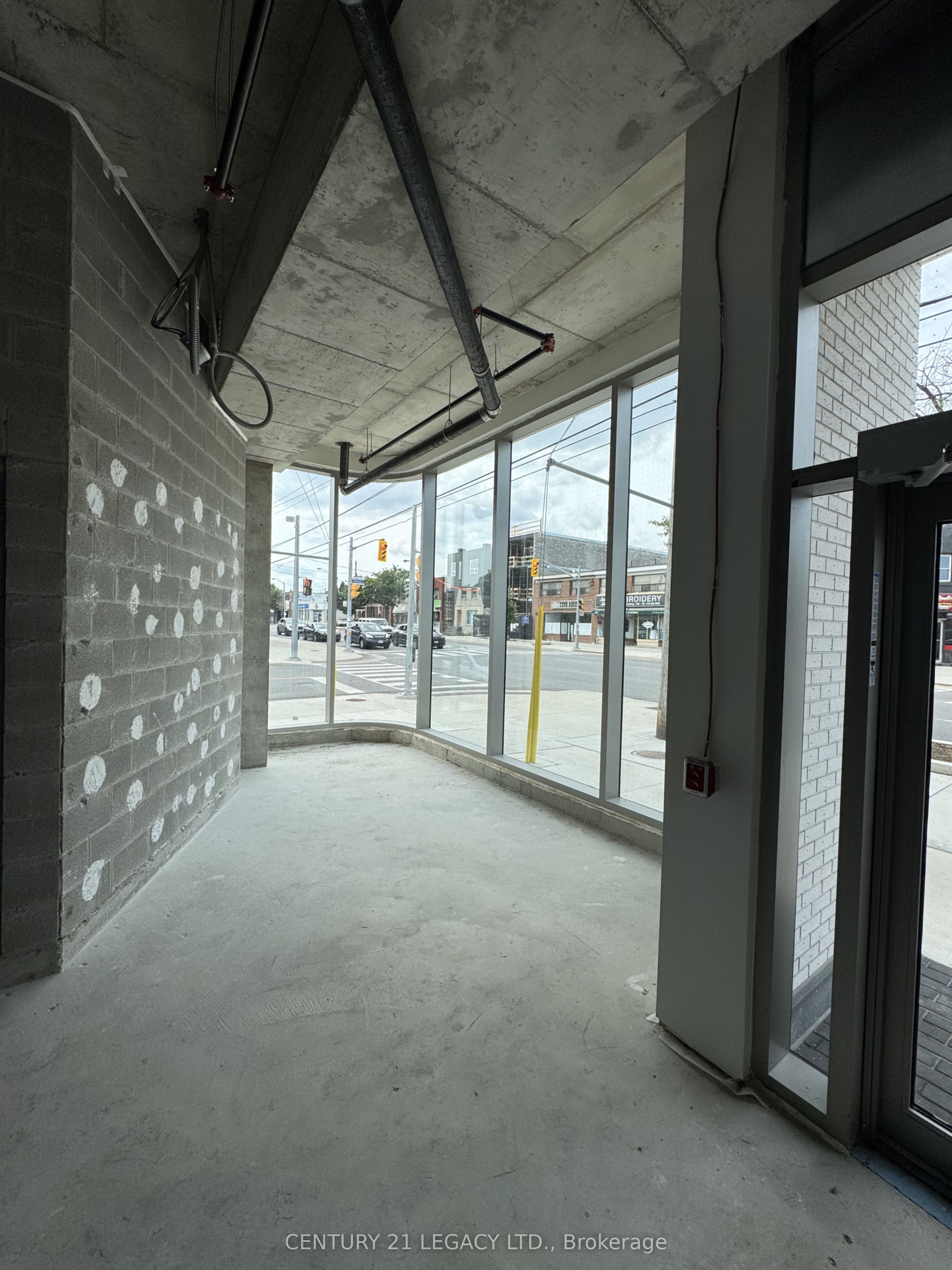 693 The Queensway Property Photo 10