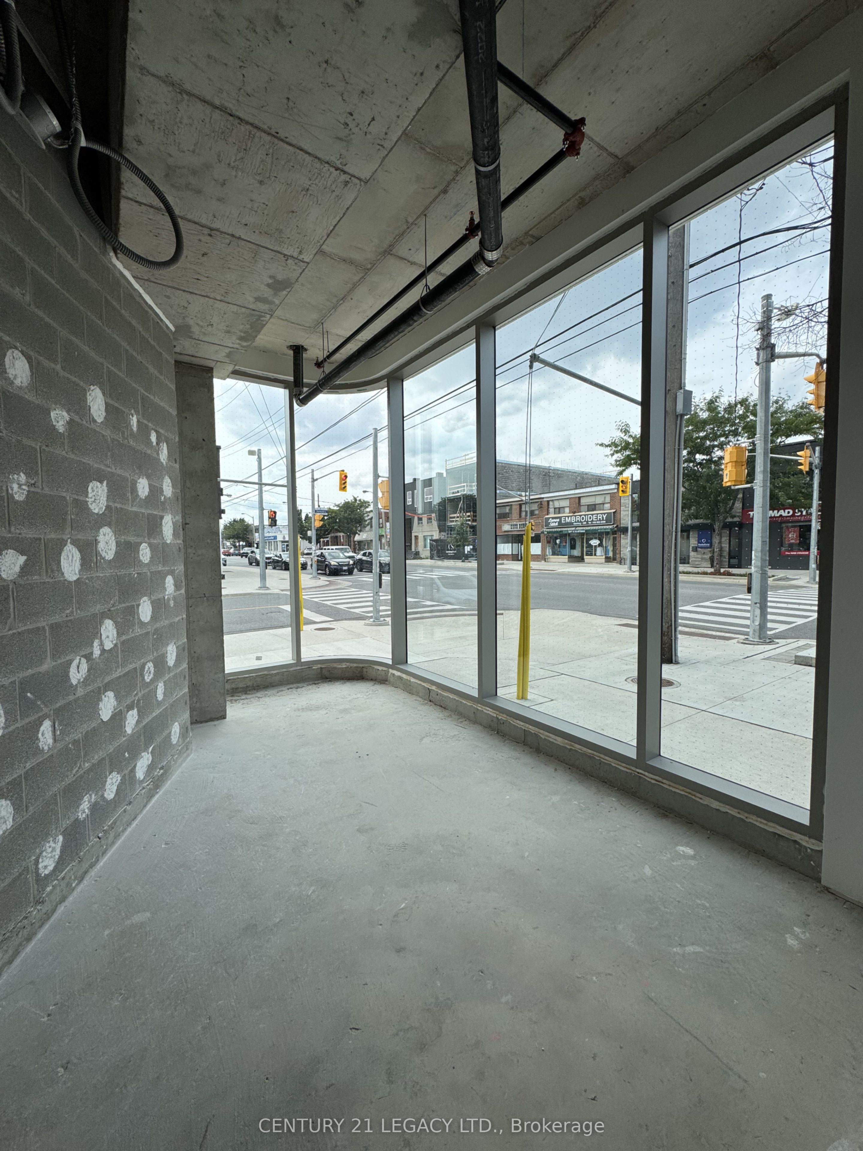 693 The Queensway Property Photo 11