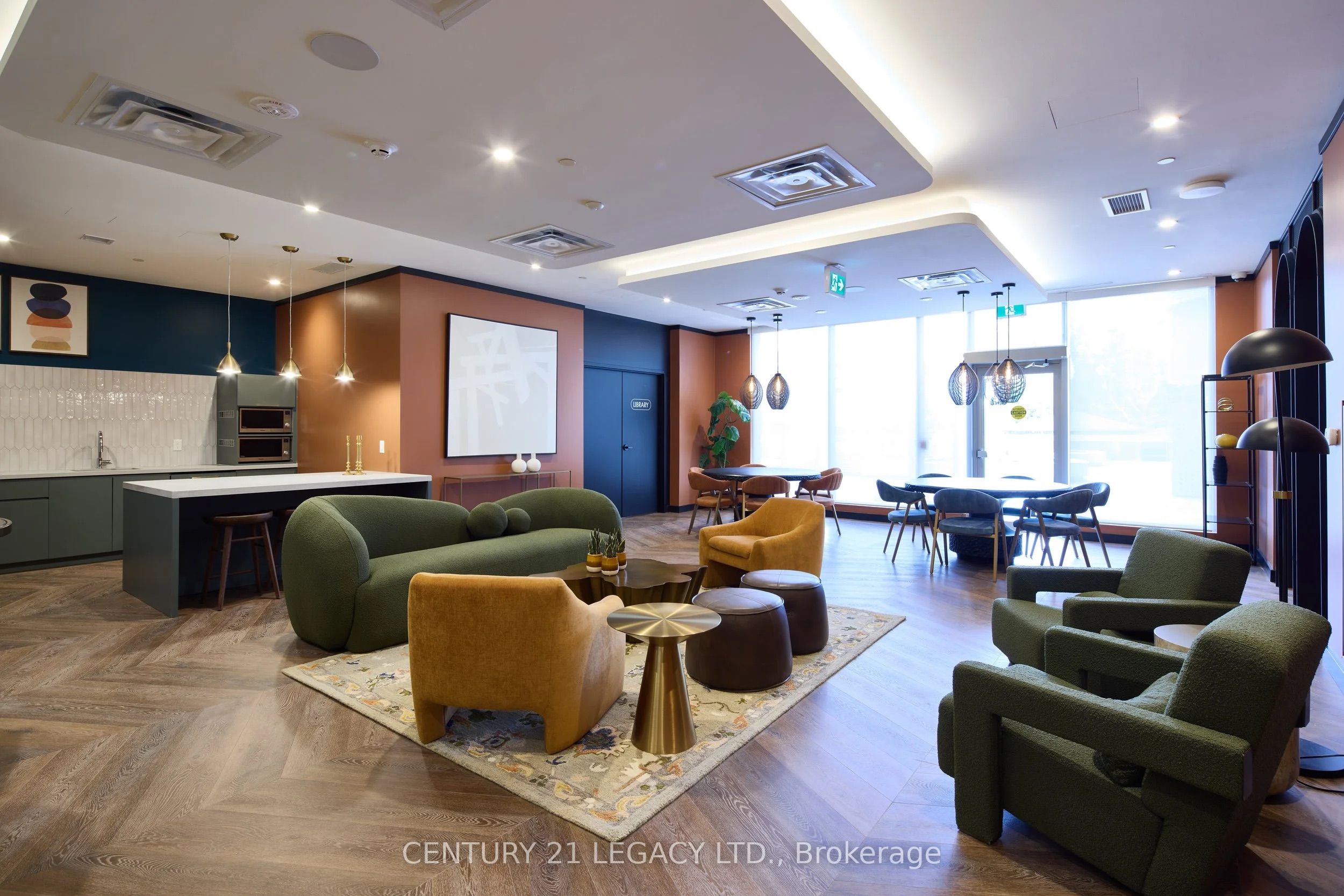 693 The Queensway Property Photo 25