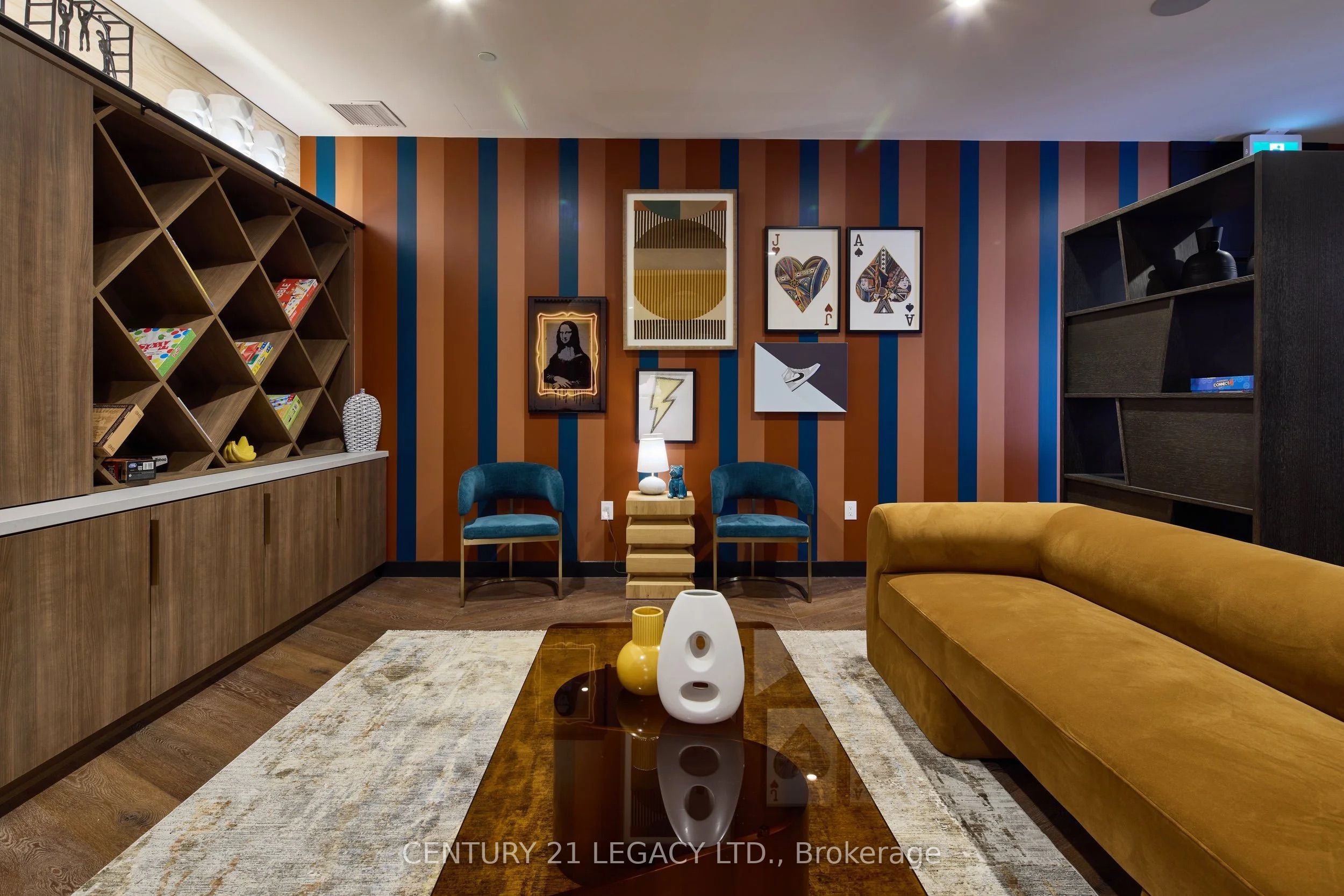 693 The Queensway Property Photo 28