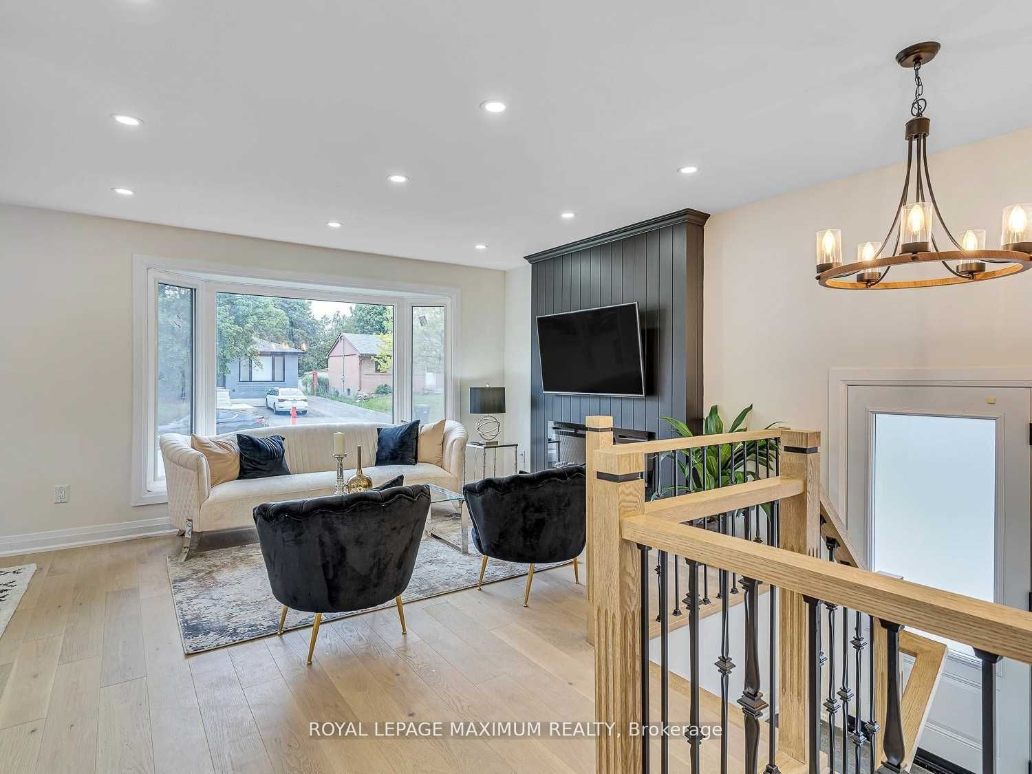 8 Lawrence Crescent Upper Level Property Photo 7