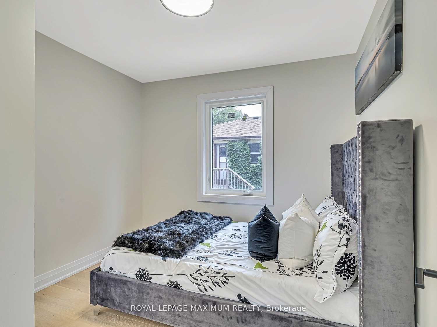 8 Lawrence Crescent Upper Level Property Photo 12