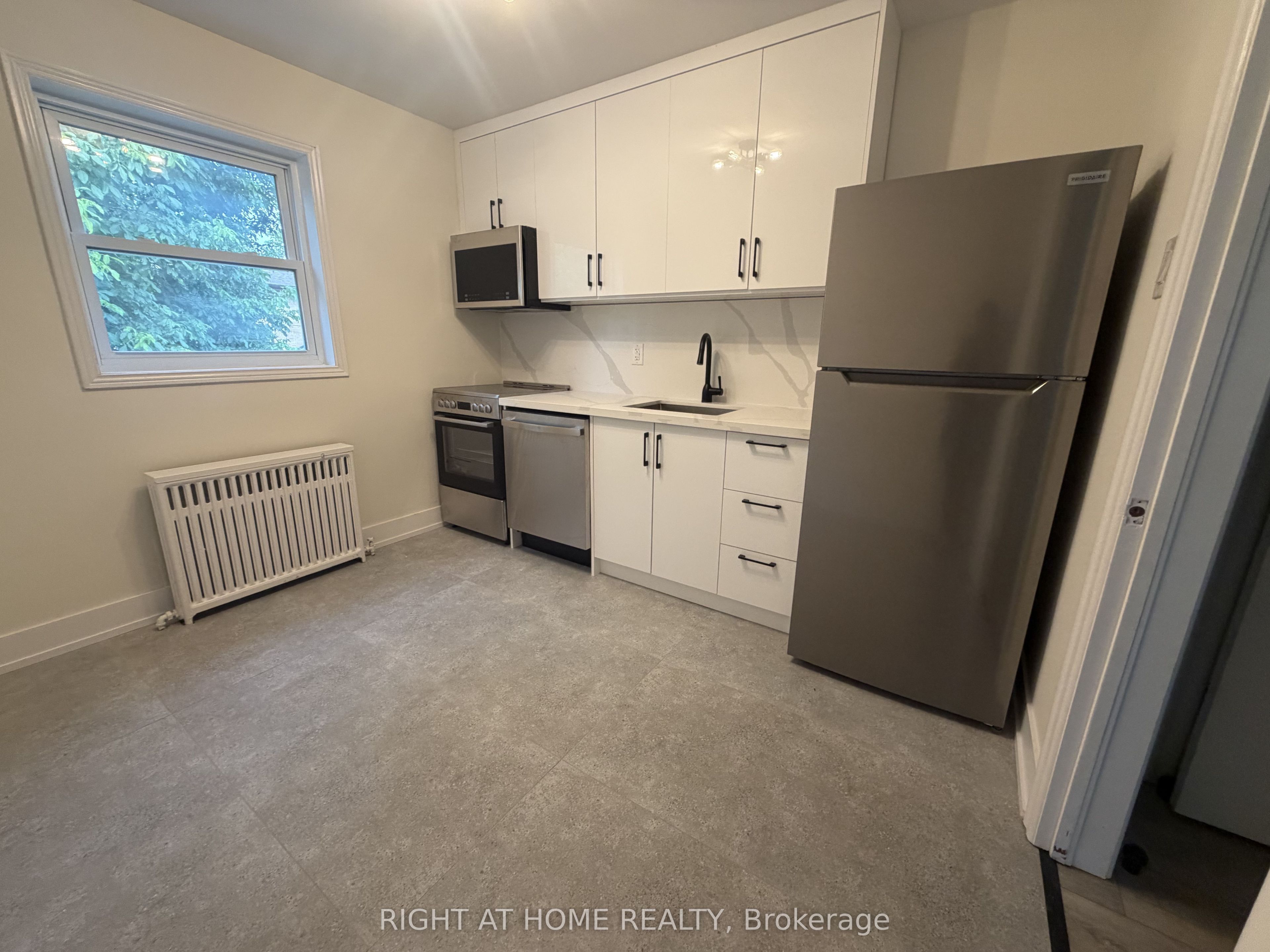 3384 Lake Shore Boulevard W 203 Property Photo 2