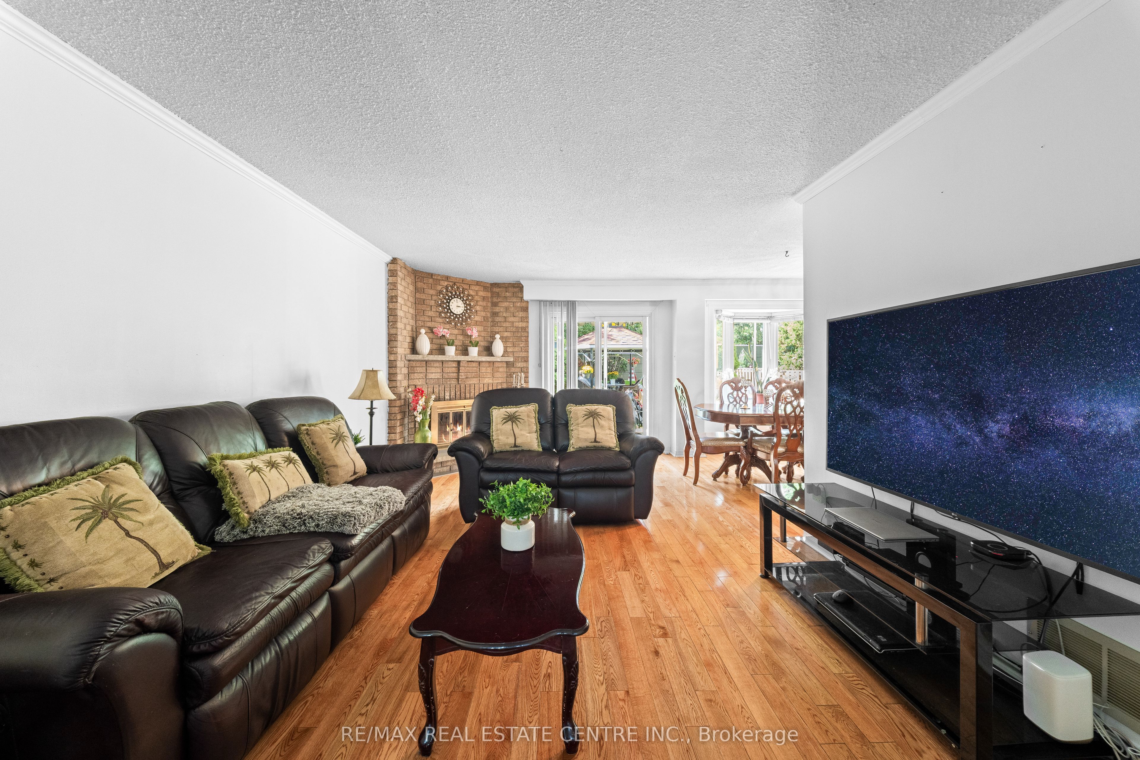 467 Hansen Road N Property Photo 8