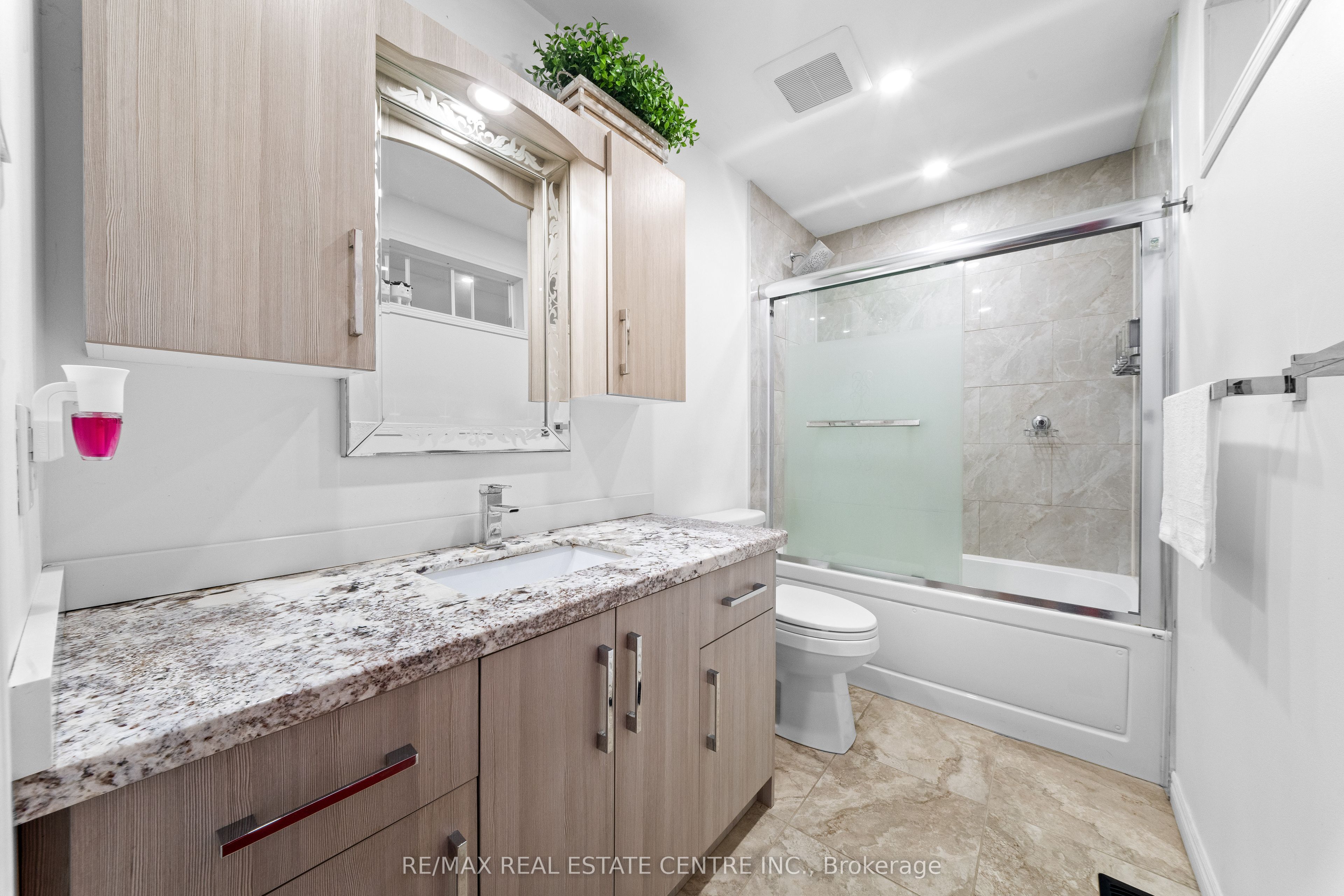 467 Hansen Road N Property Photo 18