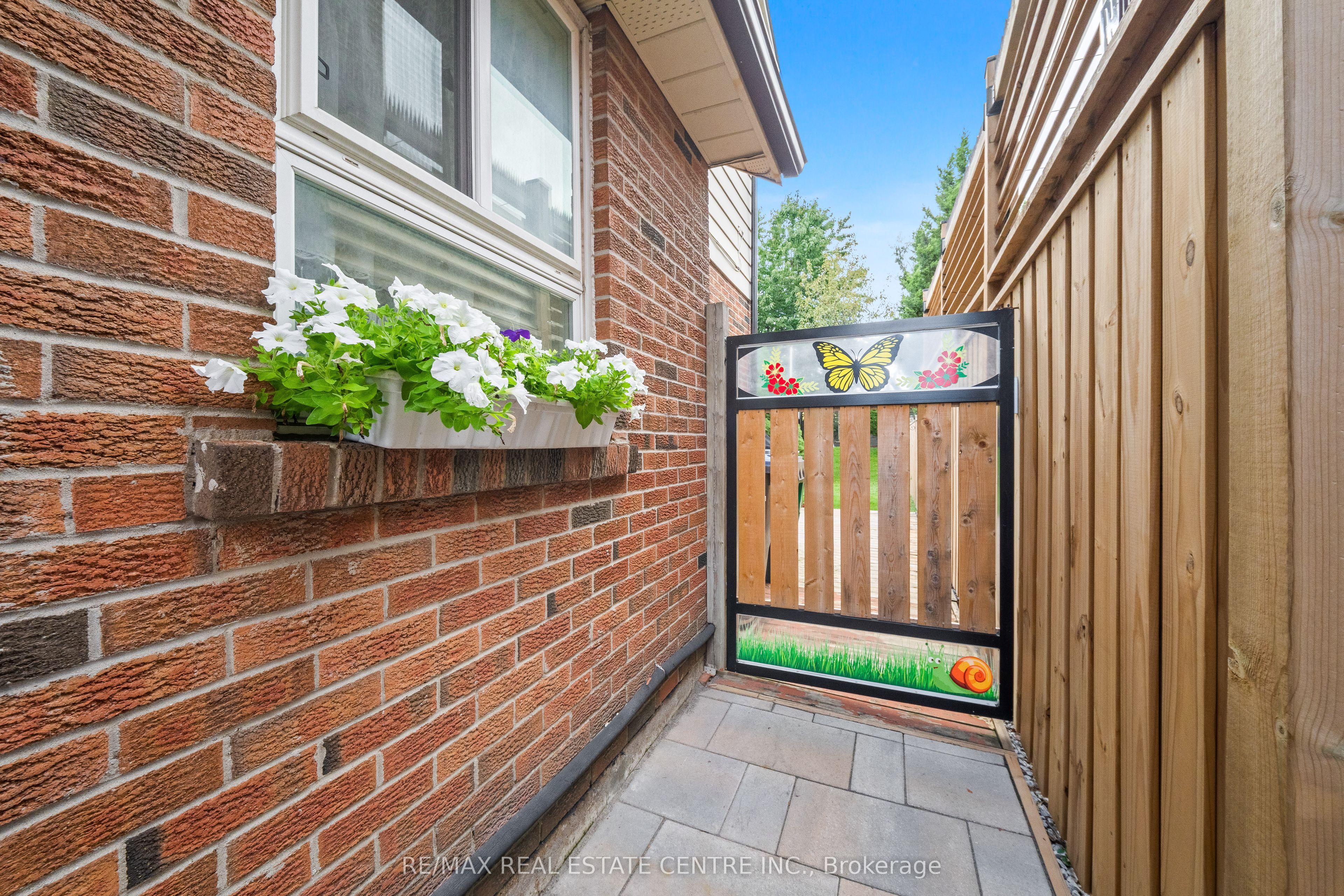 467 Hansen Road N Property Photo 25