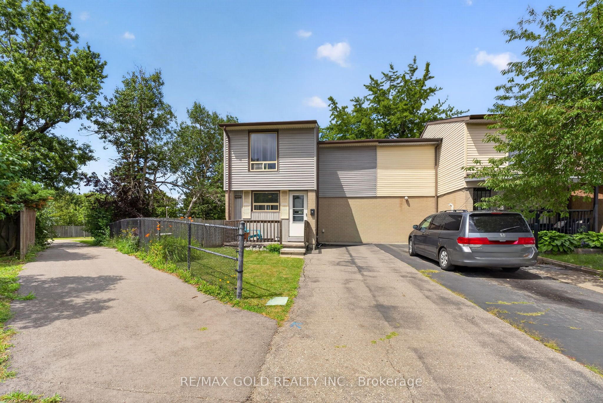 13 Gold Pine Court Property Photo 2