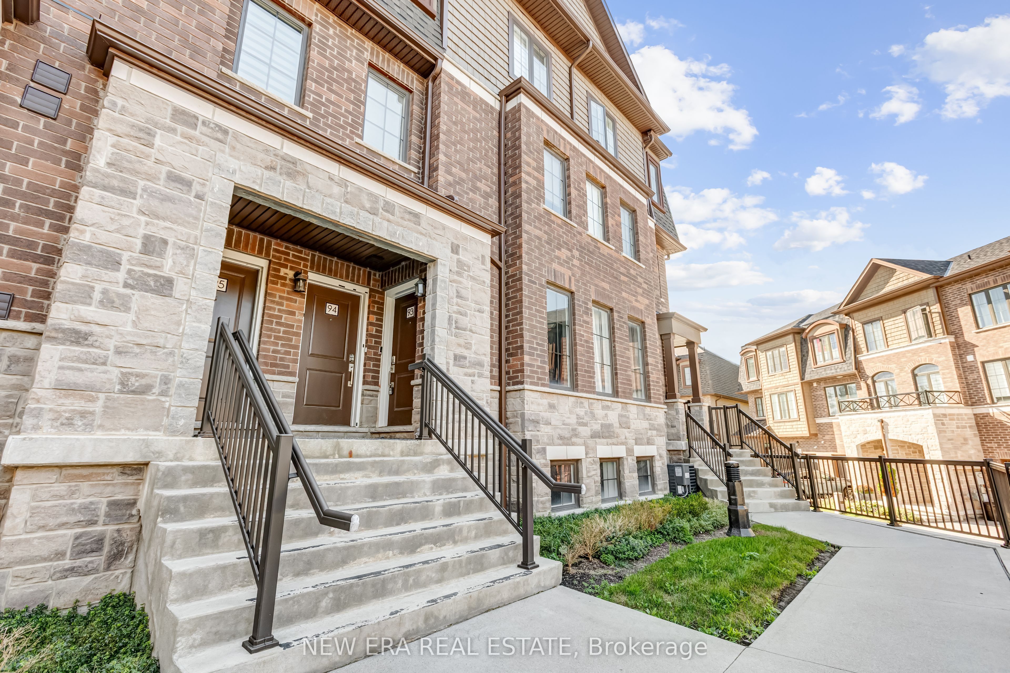 445 Ontario Street S 94 Property Photo 1