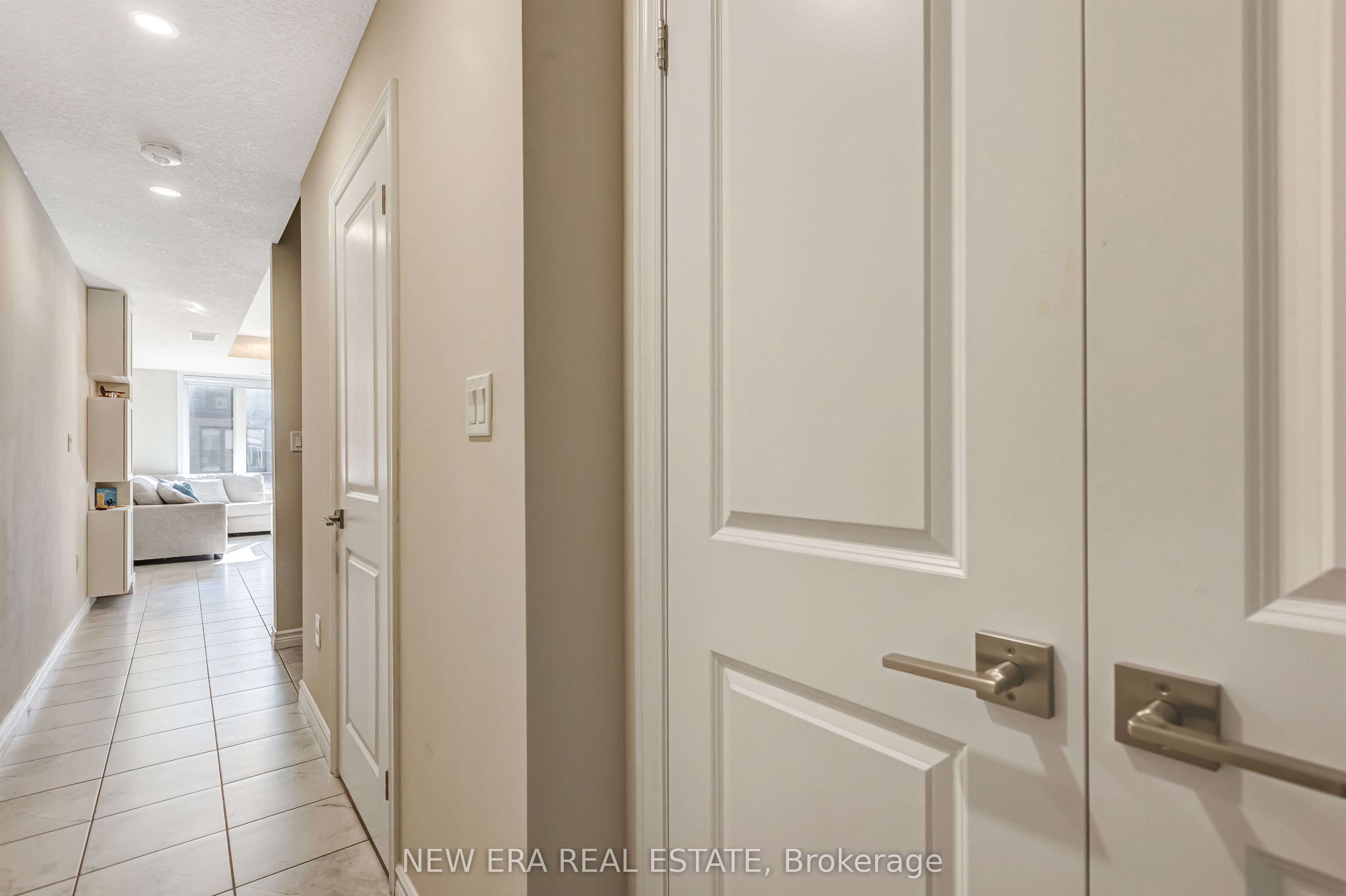 445 Ontario Street S 94 Property Photo 4