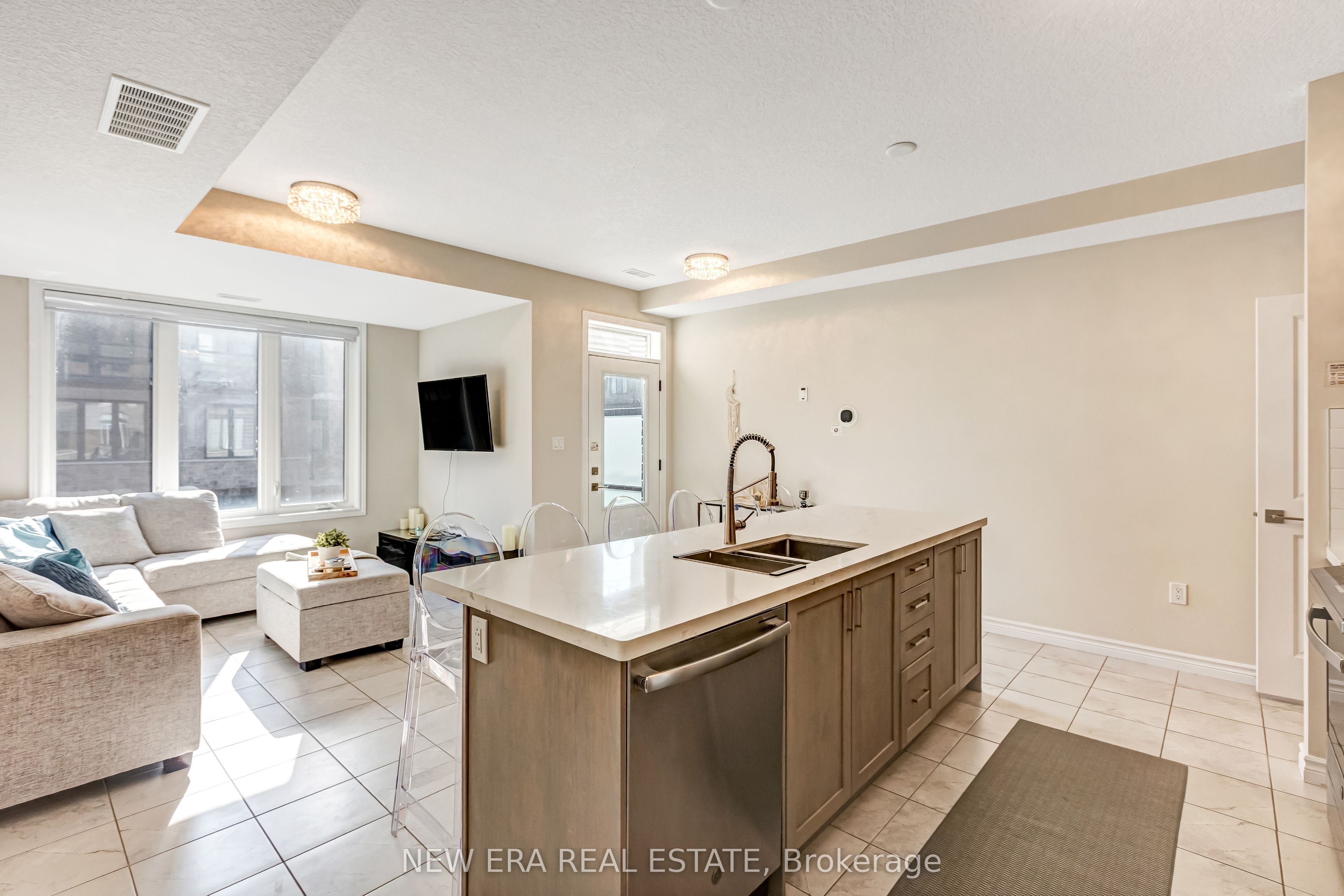445 Ontario Street S 94 Property Photo 6
