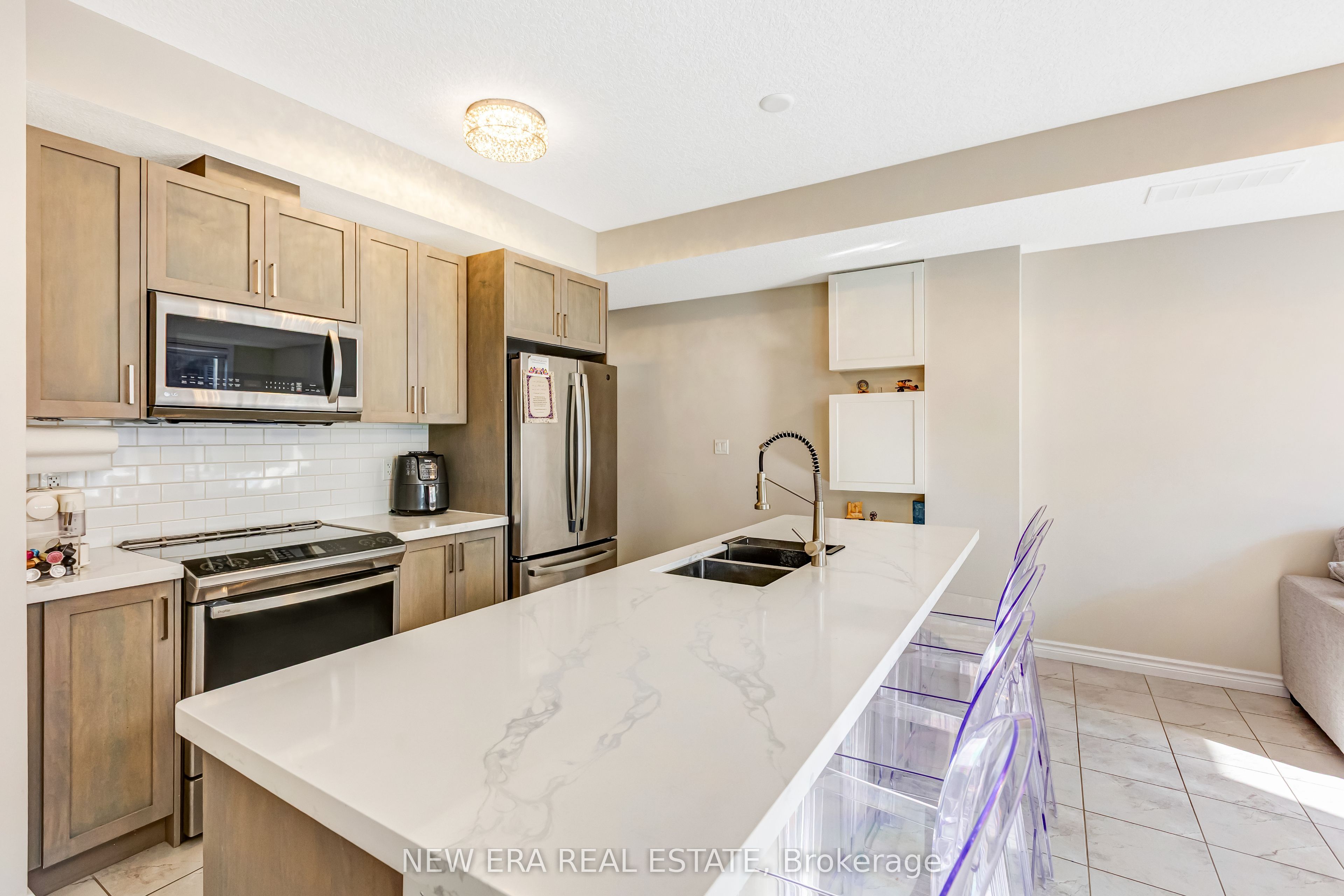 445 Ontario Street S 94 Property Photo 9