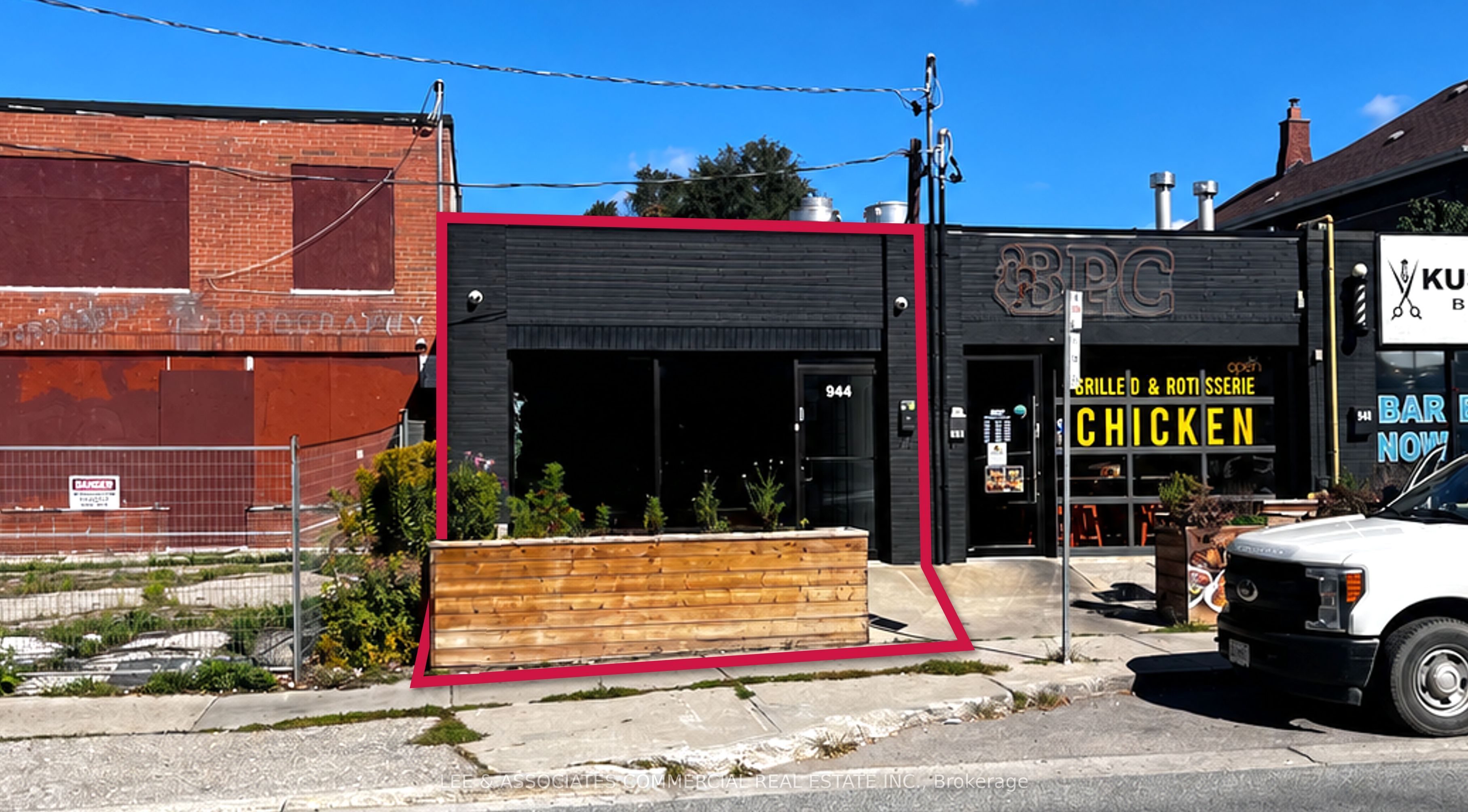 944 The Queensway Boulevard Property Photo 1