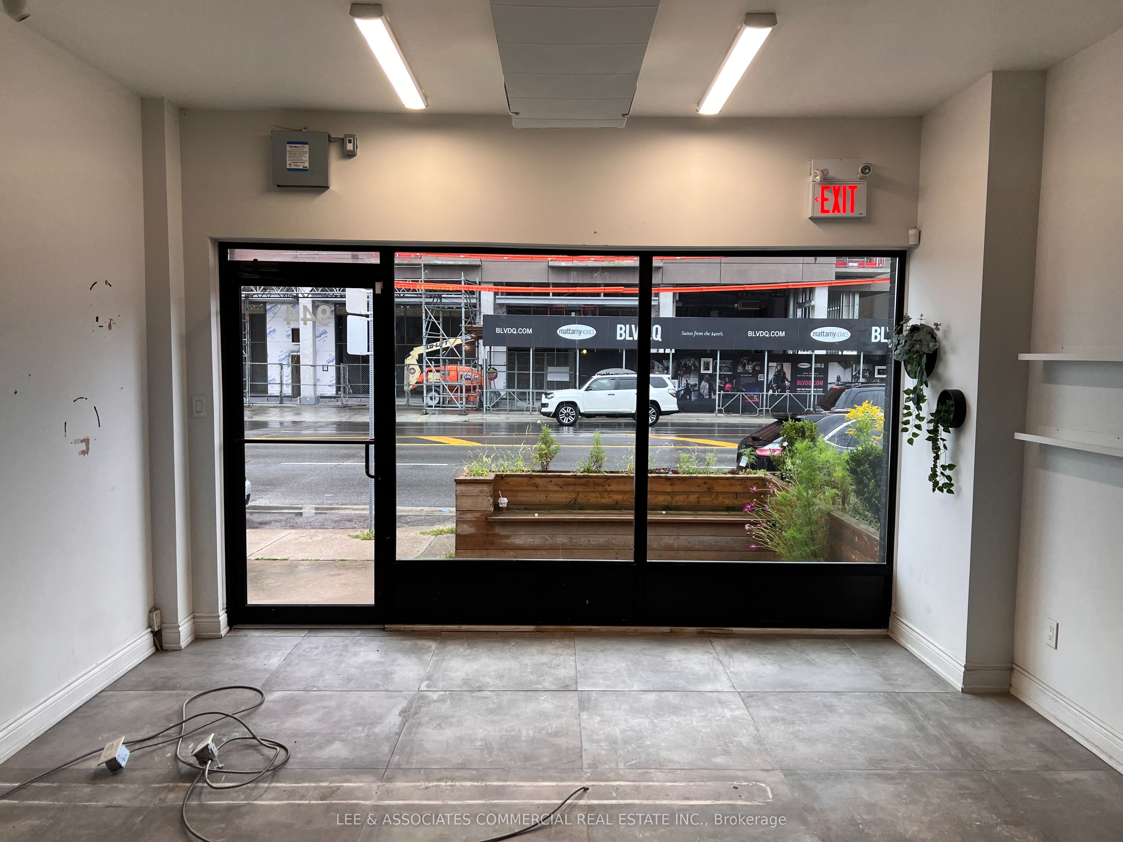 944 The Queensway Boulevard Property Photo 3
