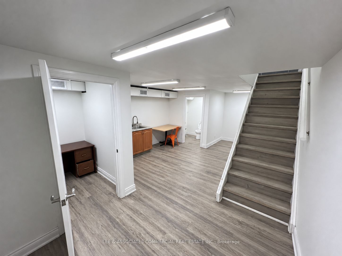 944 The Queensway Boulevard Property Photo 6