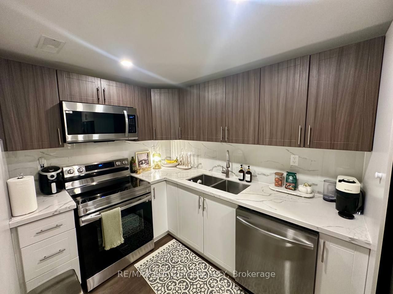 566 Yates Drive Lower Unit Property Photo 3