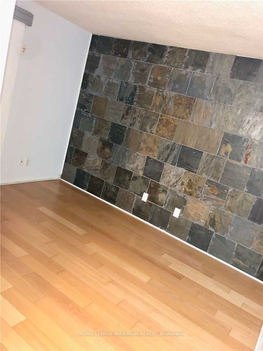 1040 The Queensway Avenue 415 Property Photo 8