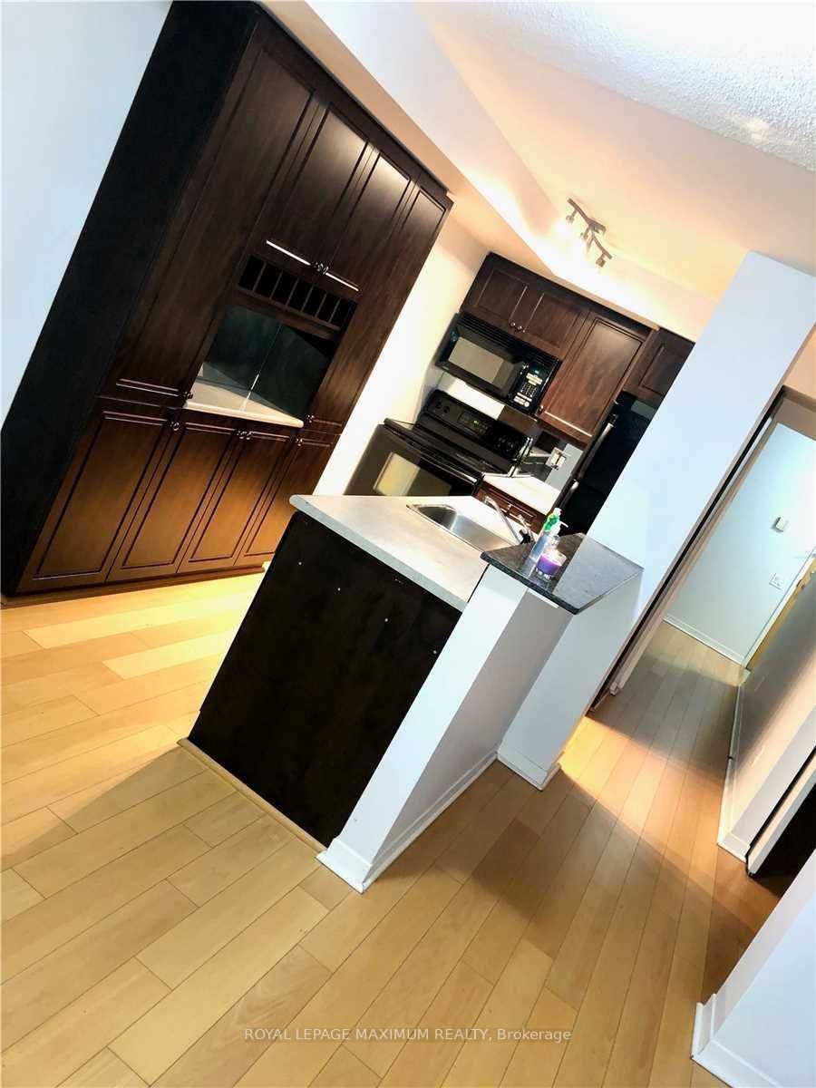 1040 The Queensway Avenue 415 Property Photo 11