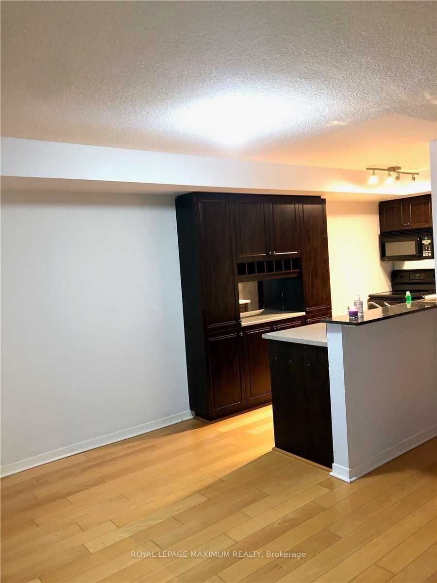 1040 The Queensway Avenue 415 Property Photo 12