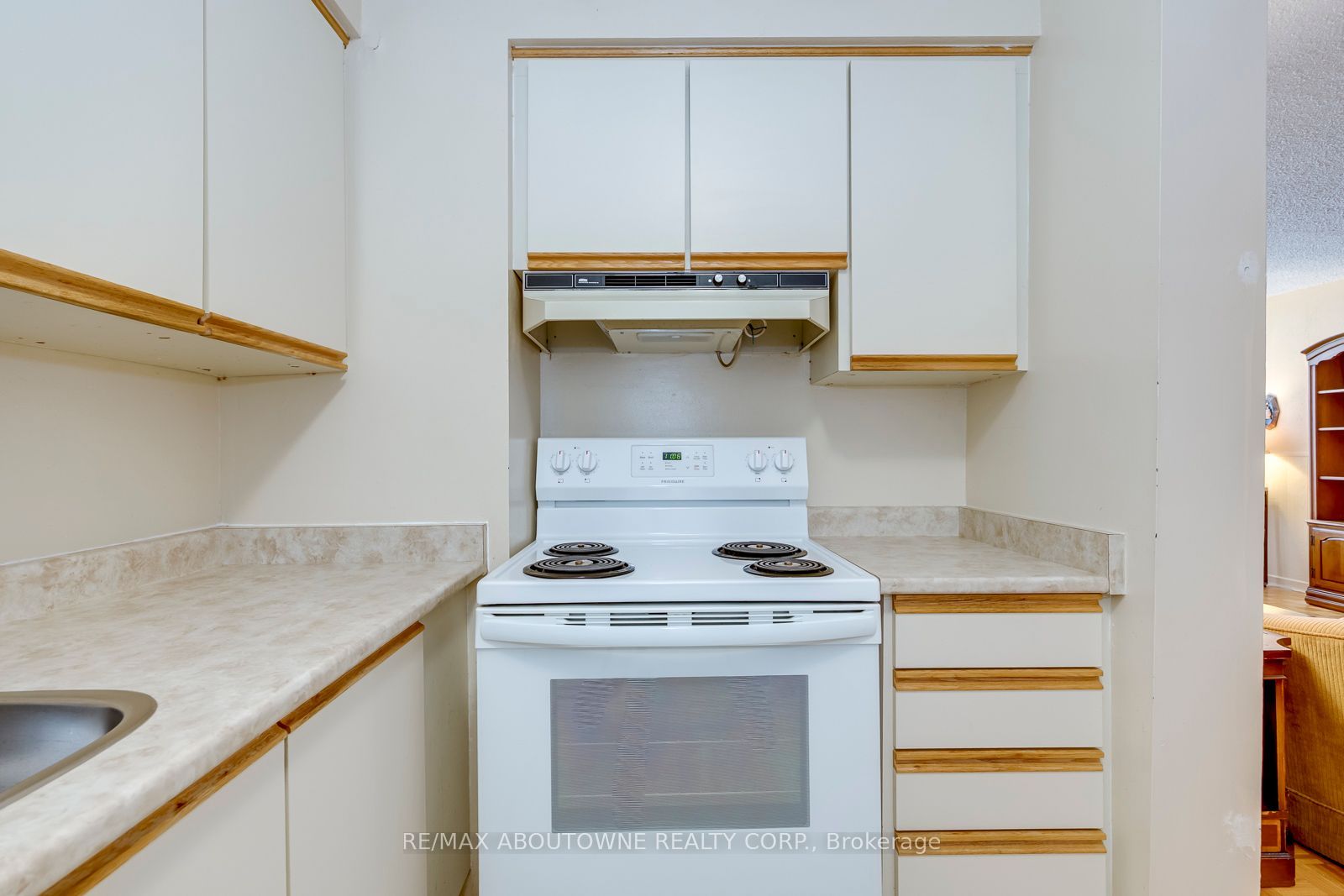 212 Kerr Street 906 Property Photo 32