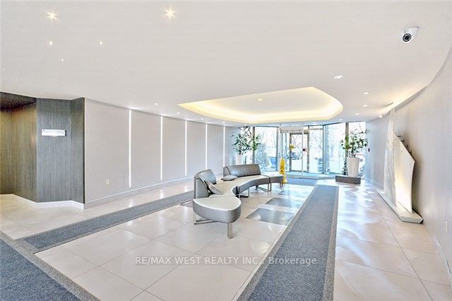 2261 Lake Shore Boulevard W 314 Property Photo 2