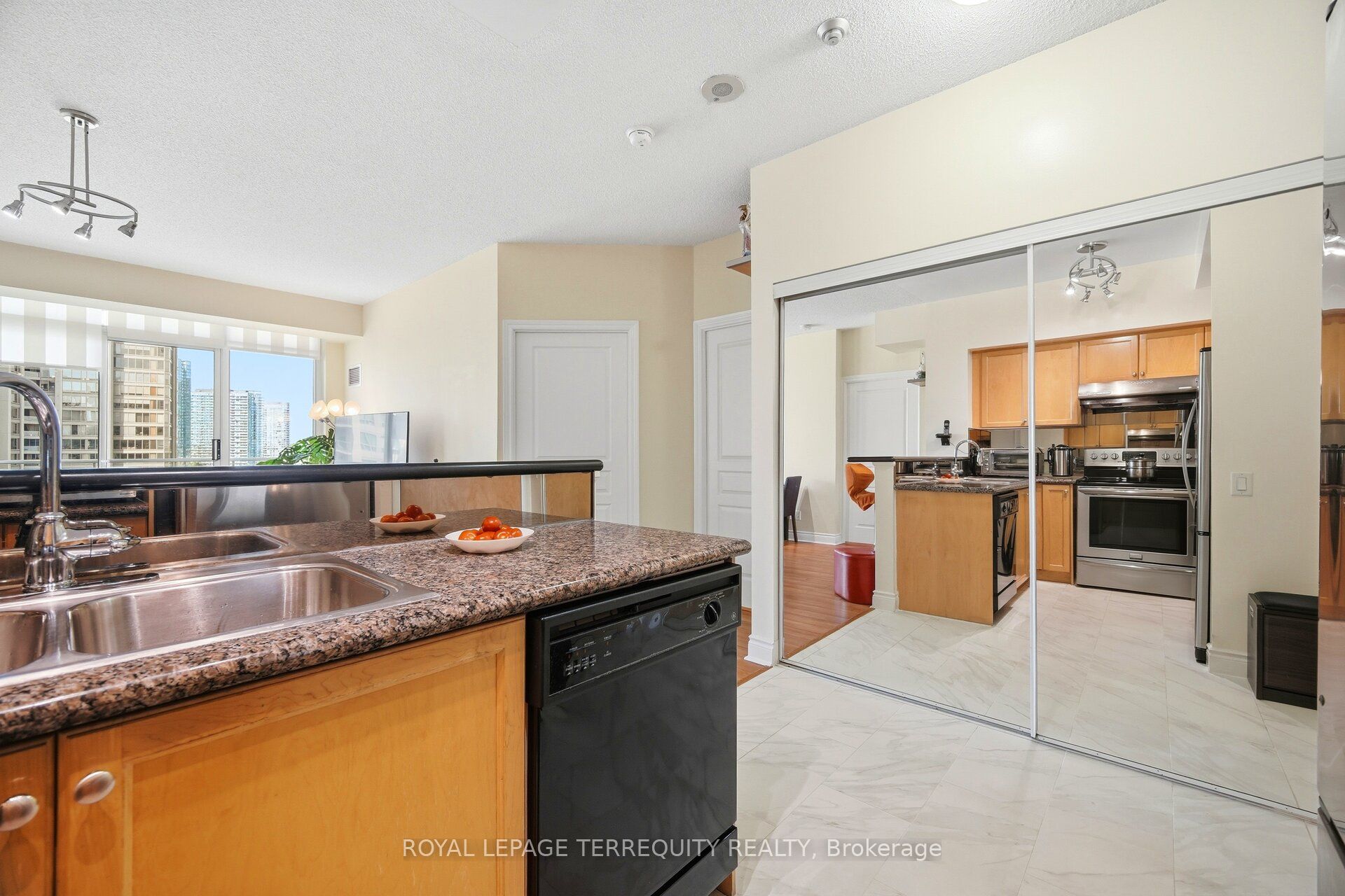 5 Marine Parade Drive 911 Property Photo 11