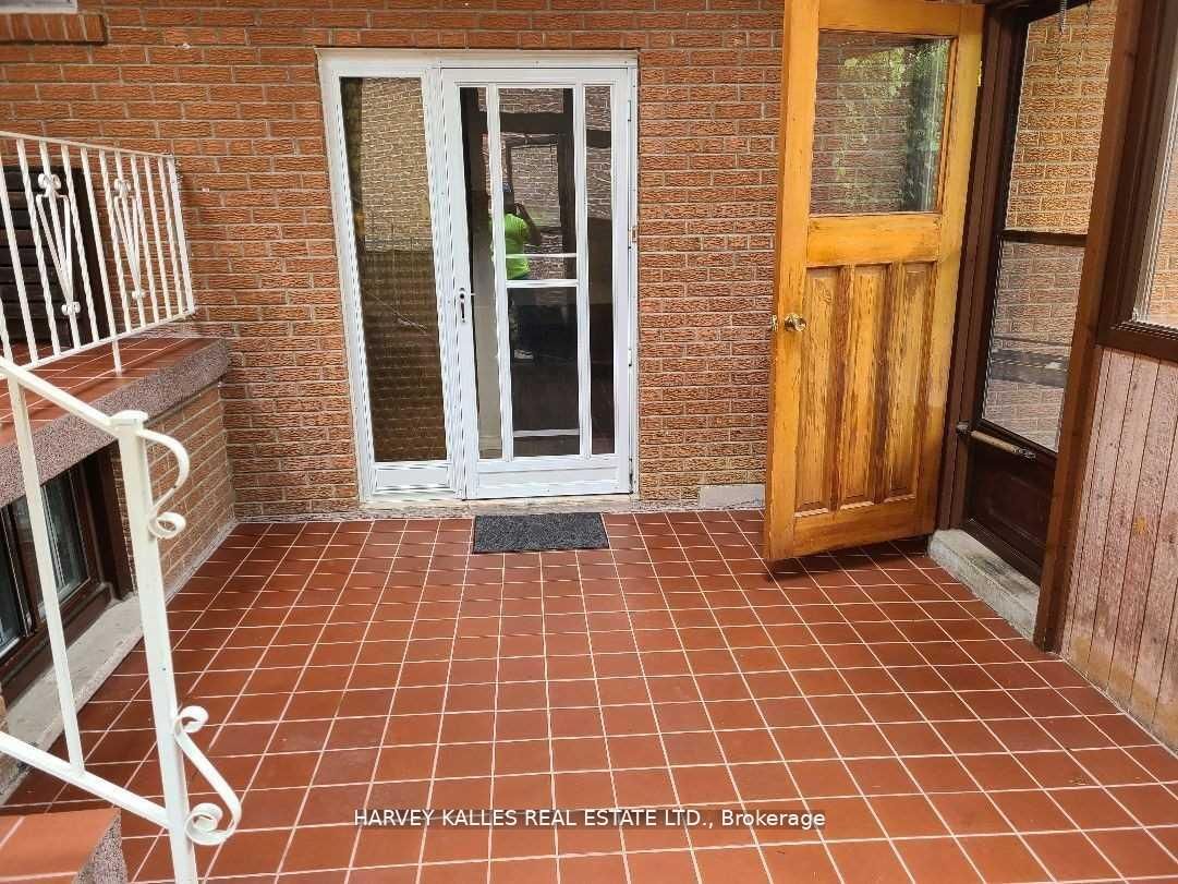 2379 Hensall Street Property Photo 2