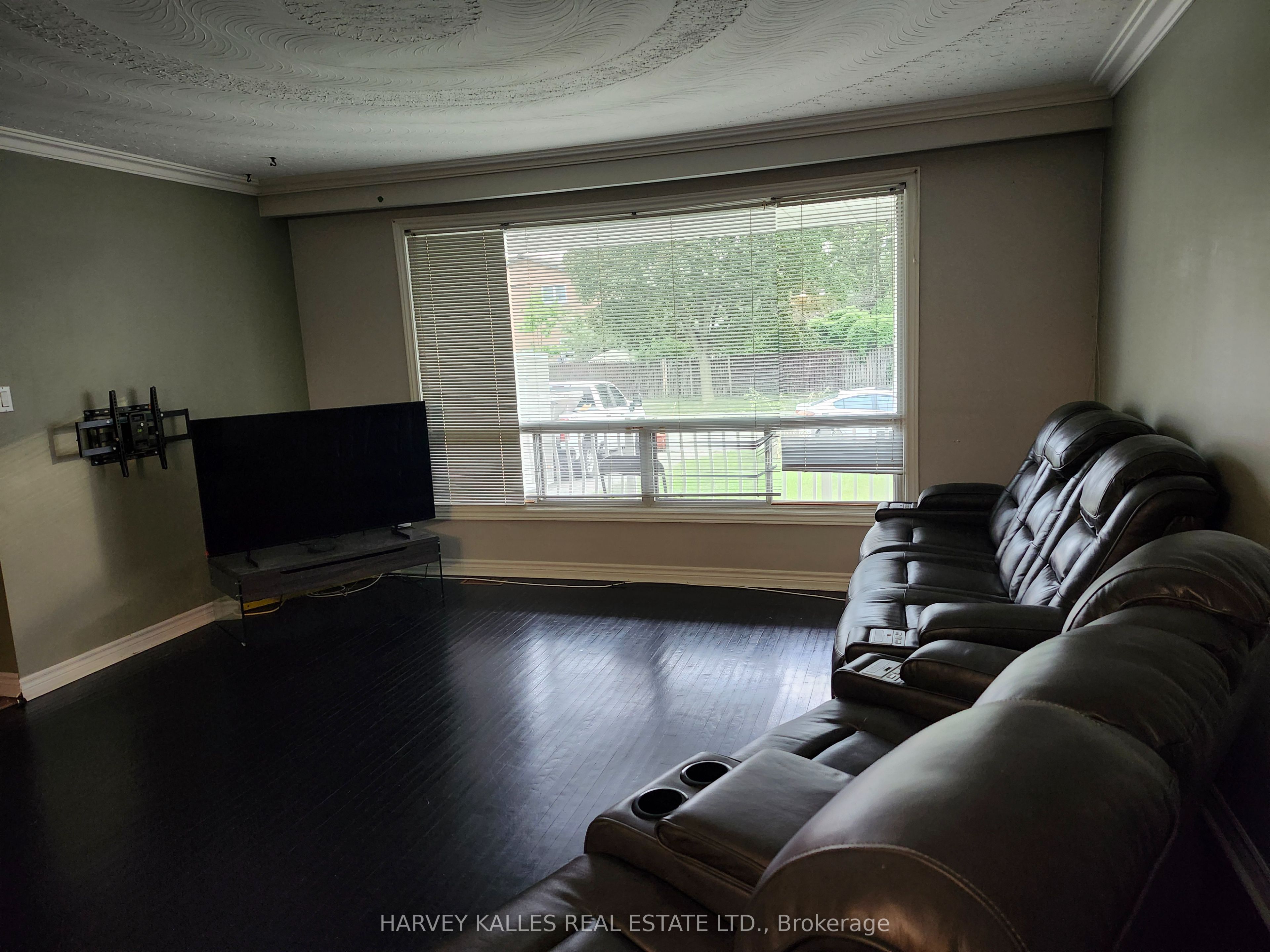 2379 Hensall Street Property Photo 4