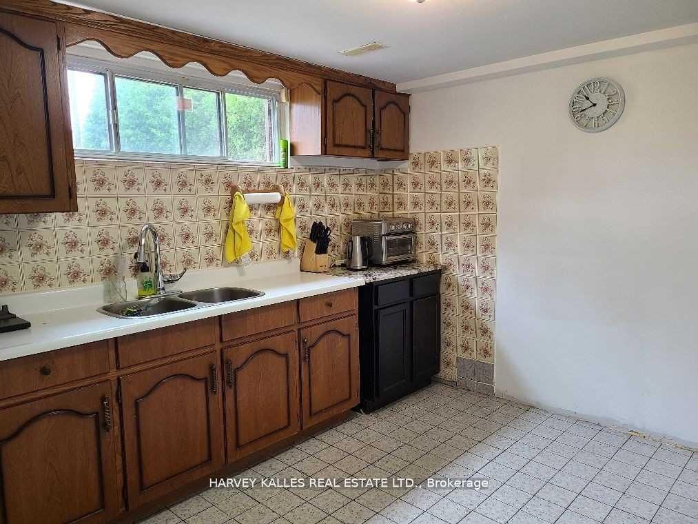 2379 Hensall Street Property Photo 18