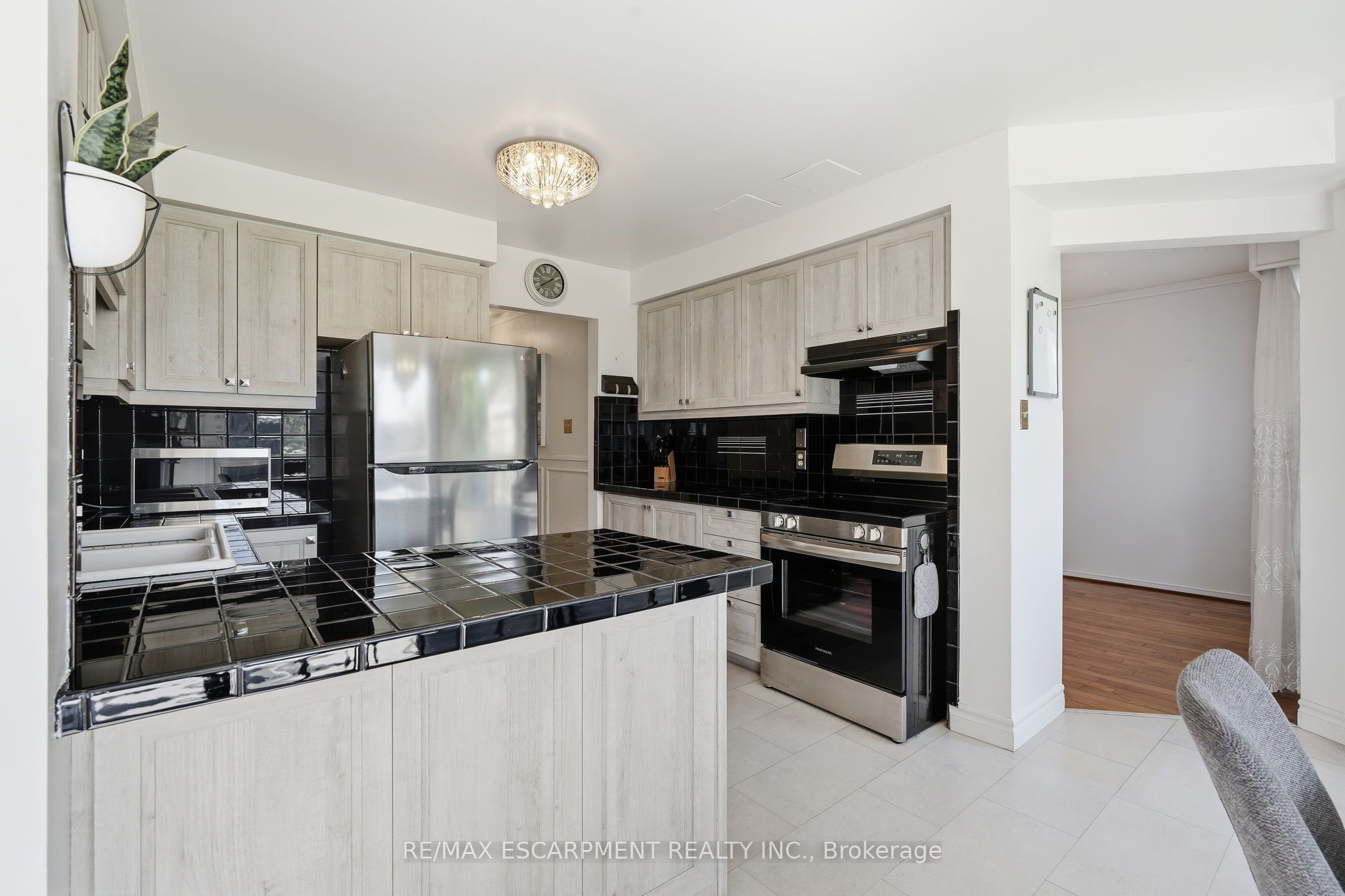 1058 Glenbrook Avenue Property Photo 7