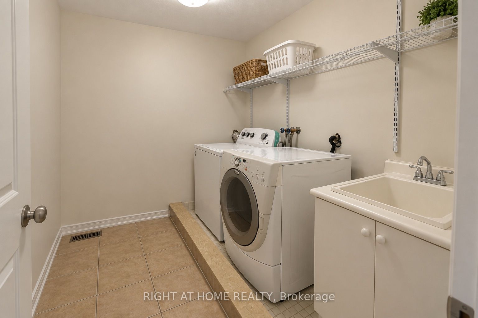 427 Chandler Crescent Property Photo 22
