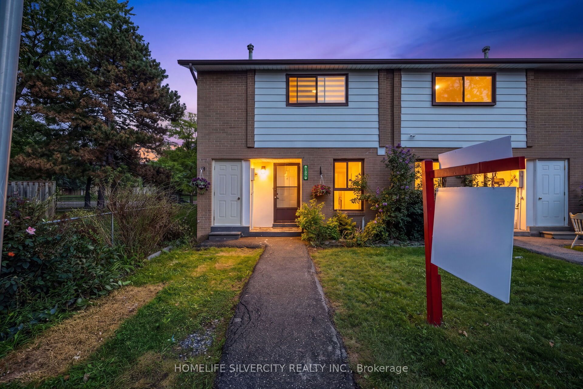 157 Fleetwood Crescent Property Photo 1