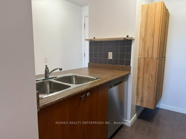 61 Heintzman Street 1310 Property Photo 8