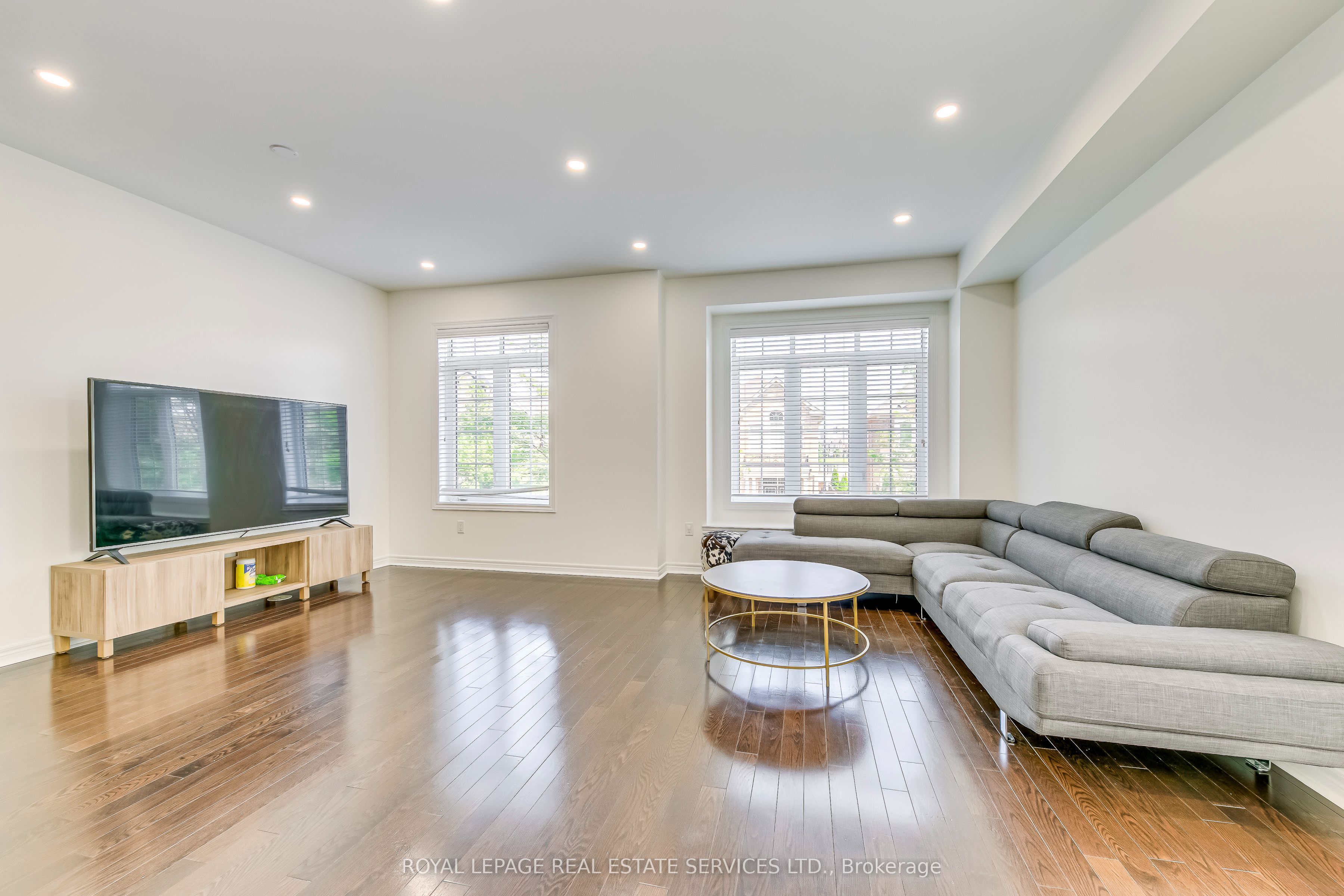 3072 Eberly Woods Drive Property Photo 8