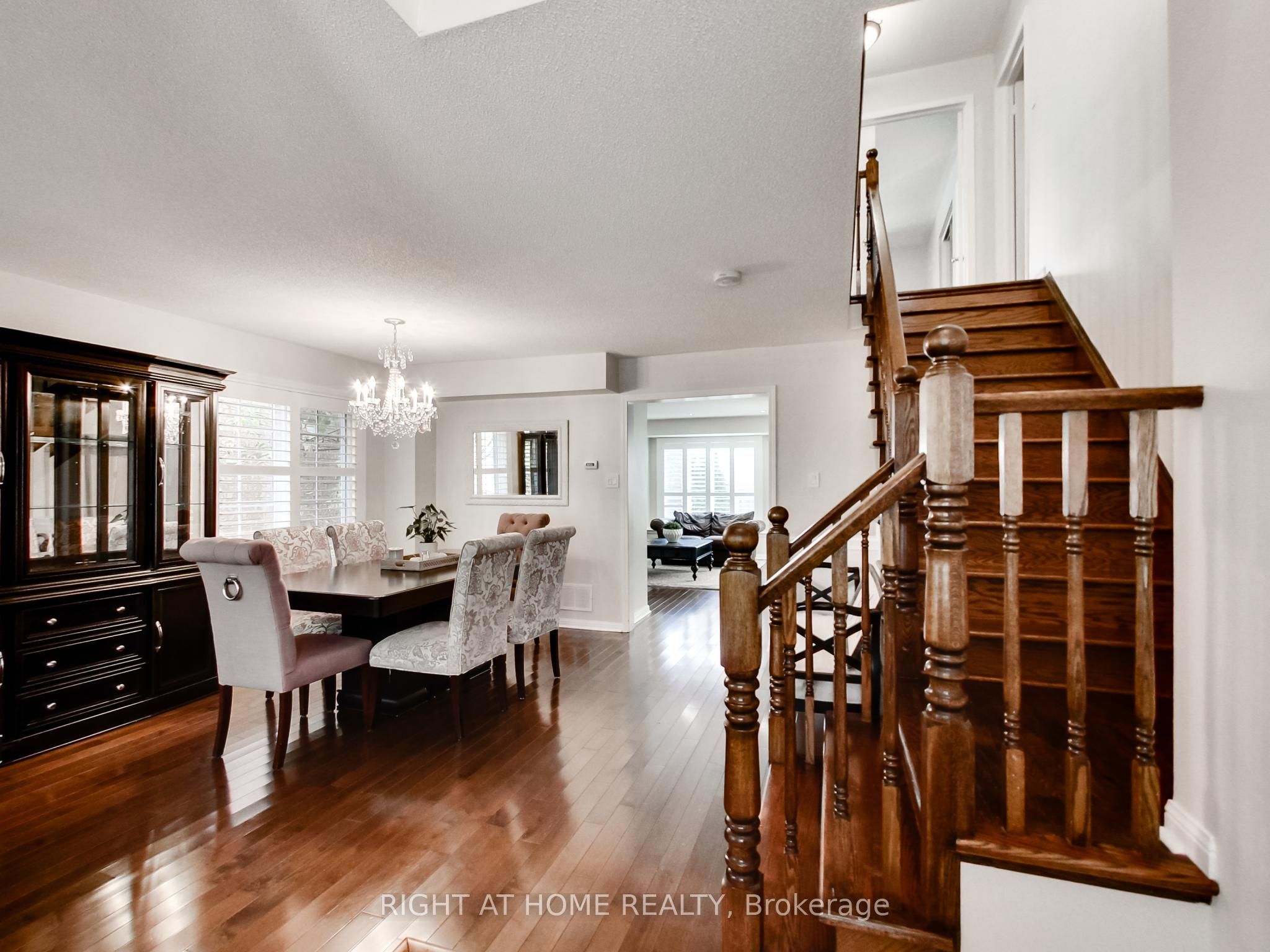 2527 Nettlecreek Crescent Property Photo 2